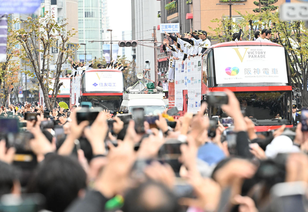パレードで多くのファンに手を振る阪神ナイン（撮影・石井愛子）