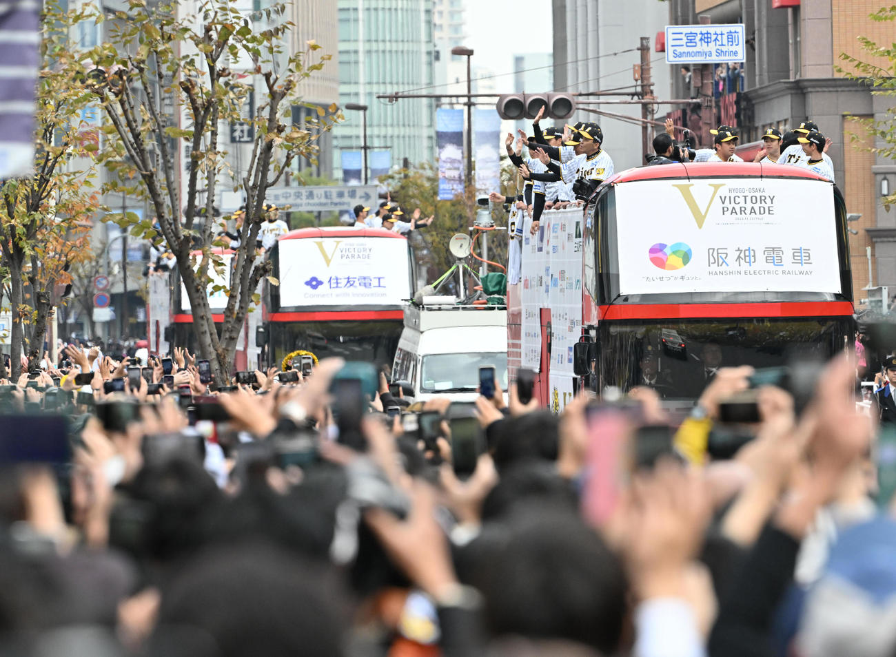 パレードで多くのファンに手を振る阪神ナイン（撮影・石井愛子）