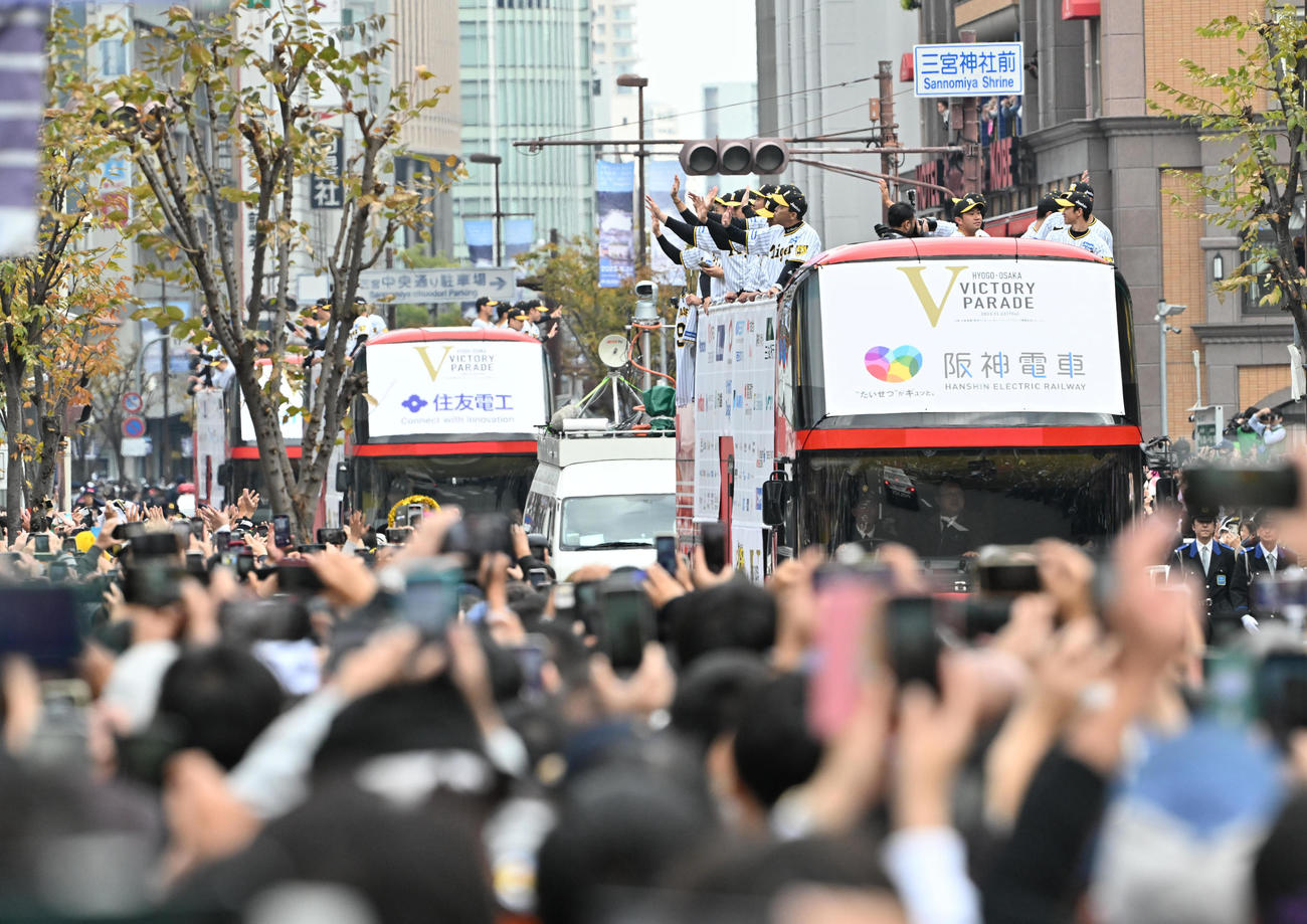 パレードで多くのファンに手を振る阪神ナイン（撮影・石井愛子）