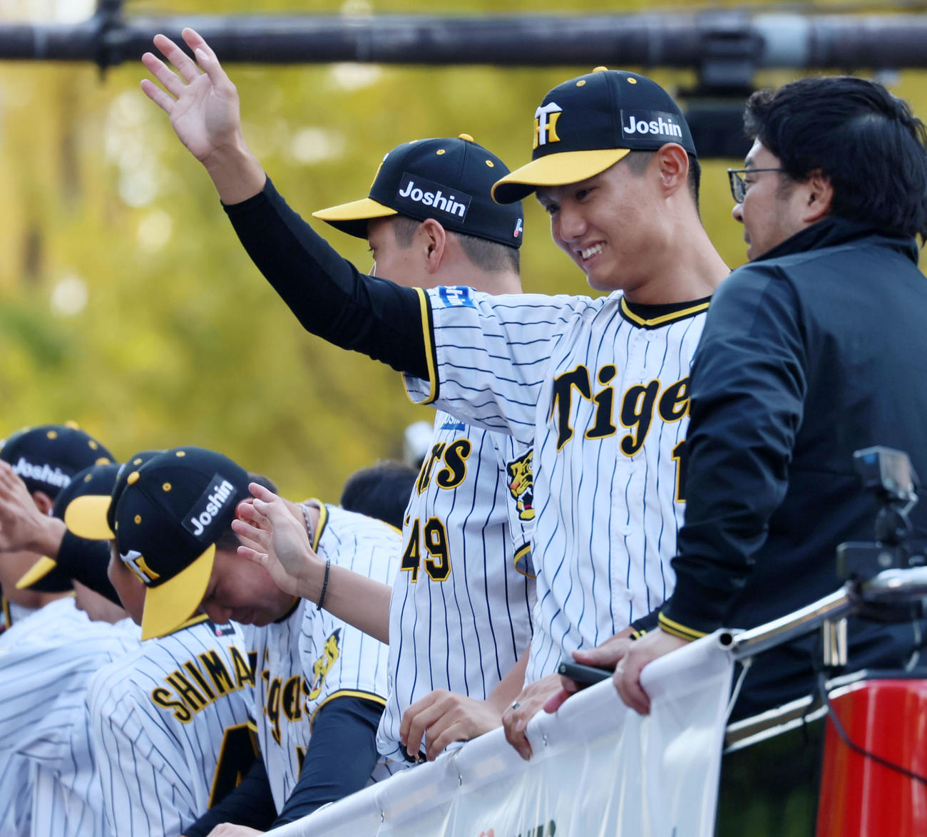 沿道に集まった多くのファンに手を振る西純（撮影・加藤哉）