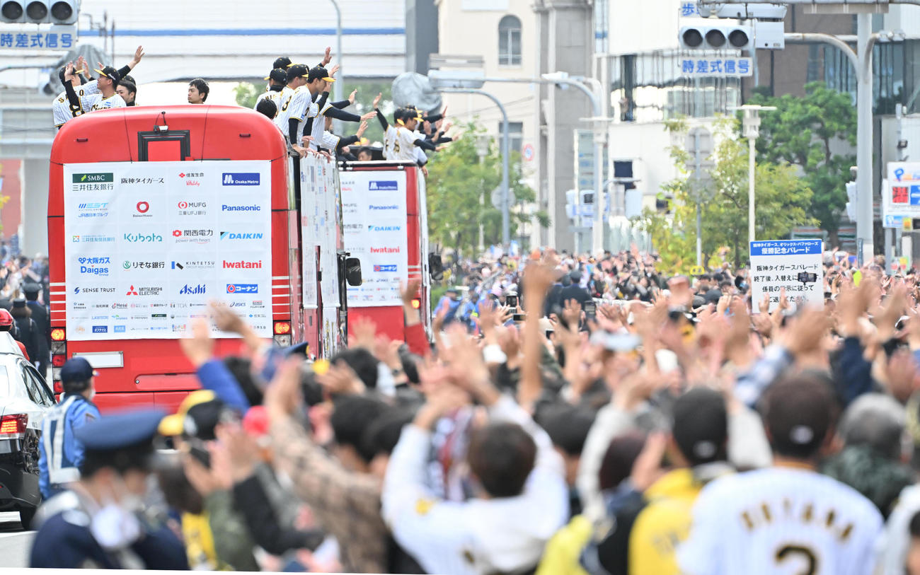 パレードで多くのファンに手を振る阪神ナイン（撮影・石井愛子）