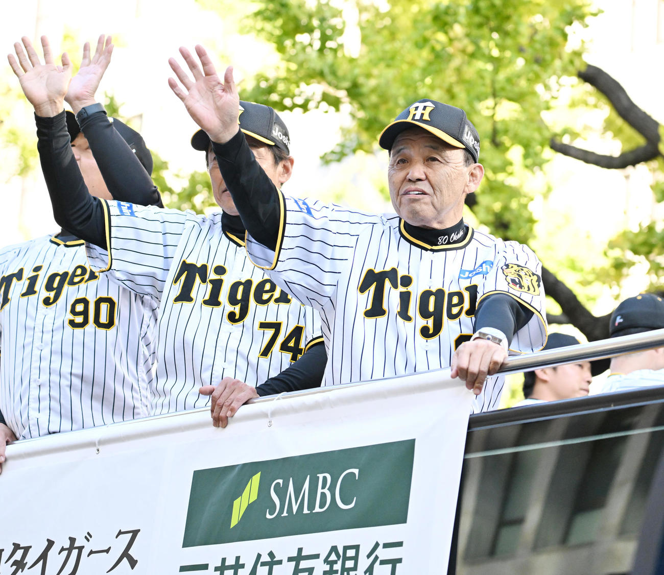 大阪御堂筋パレードで手を振る阪神岡田監督（撮影・清水貴仁）