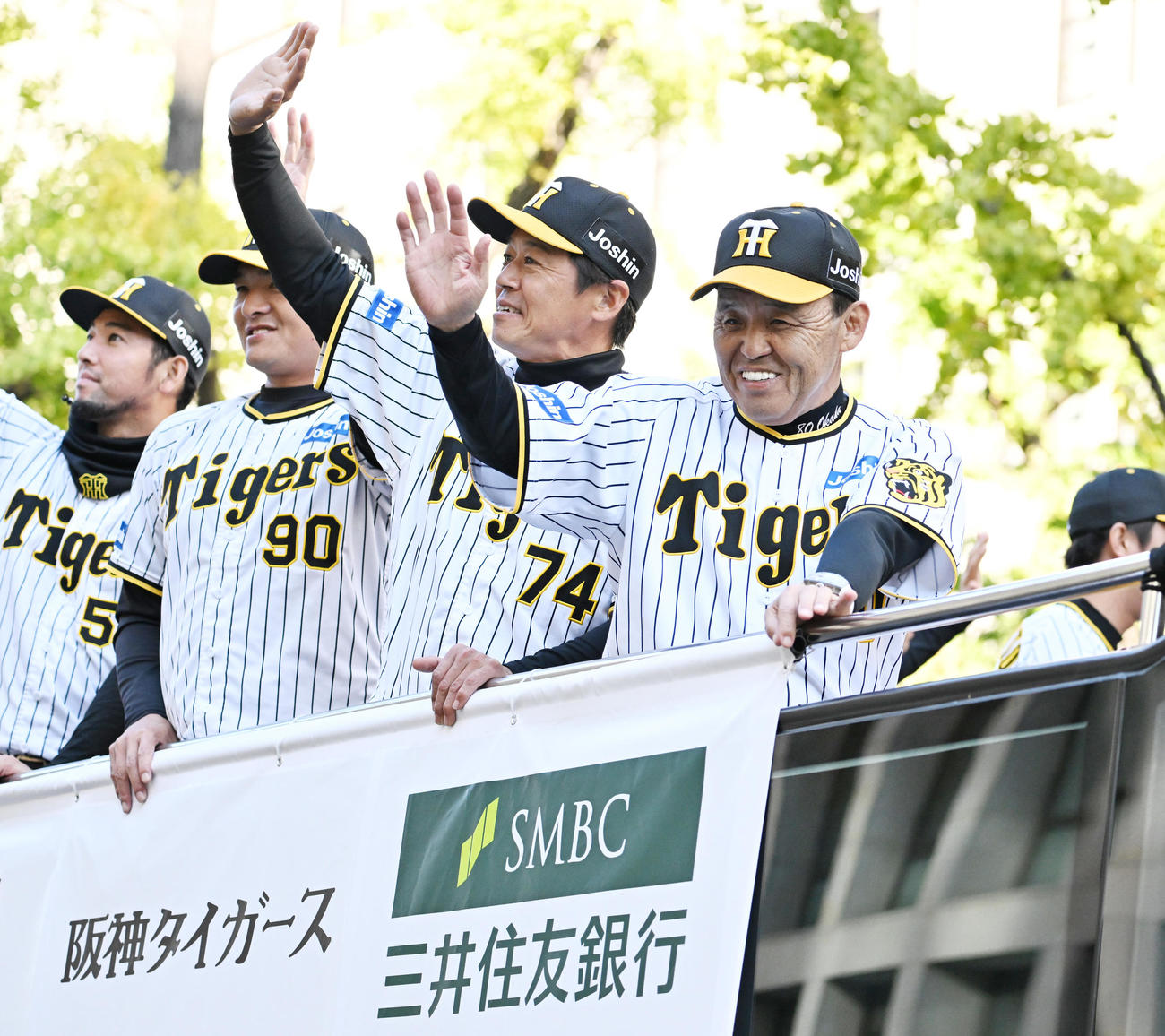 大阪御堂筋パレードで手を振る阪神岡田監督（撮影・清水貴仁）