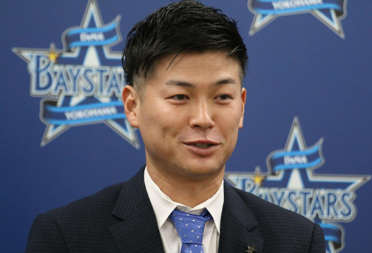 横浜市内の球団事務所で契約更改を終えたDeNA柴田（撮影・木下大輔）