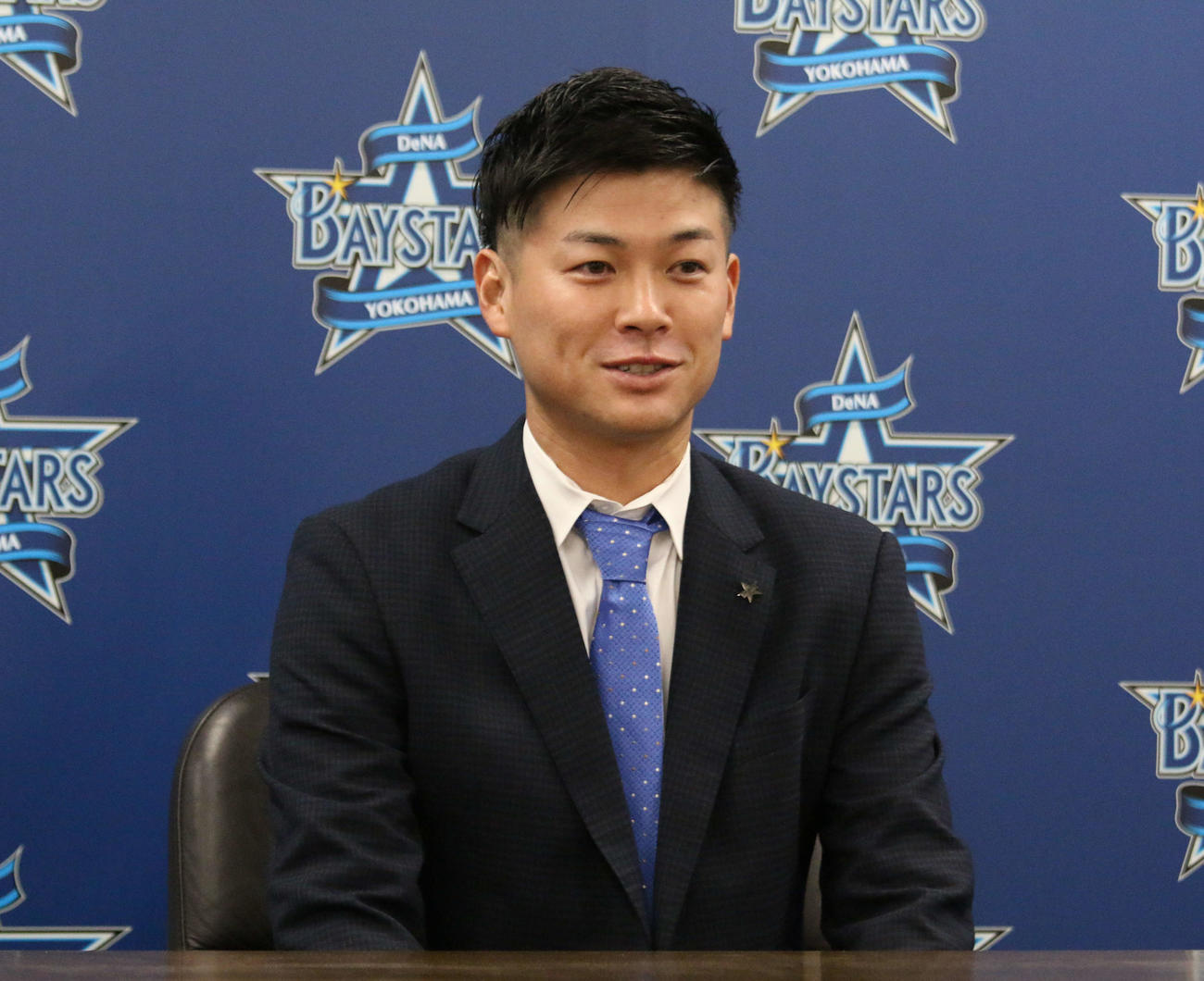 横浜市内の球団事務所で契約更改を終えたDeNA柴田（撮影・木下大輔）