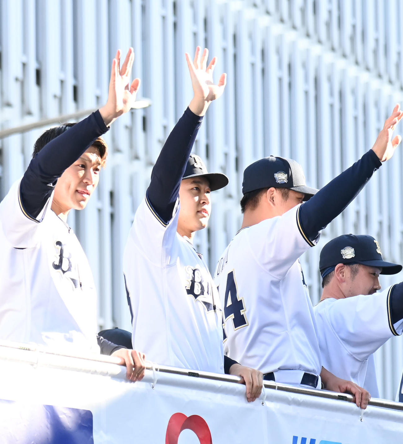 ファンに手を振る（左から）阿部、宮城、頓宮、T－岡田（撮影・石井愛子）