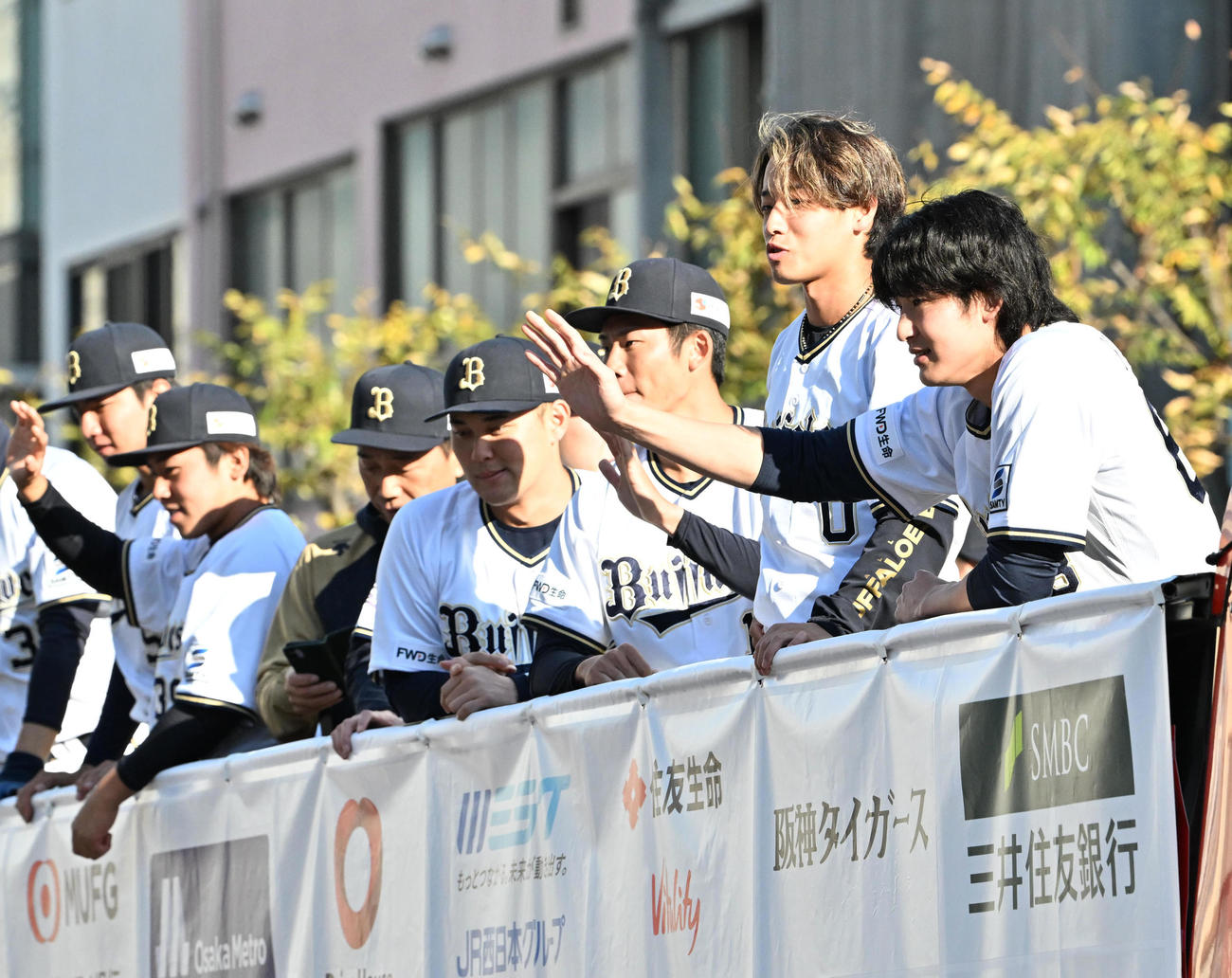 ファンに手を振る山崎颯（右）（（撮影・石井愛子）
