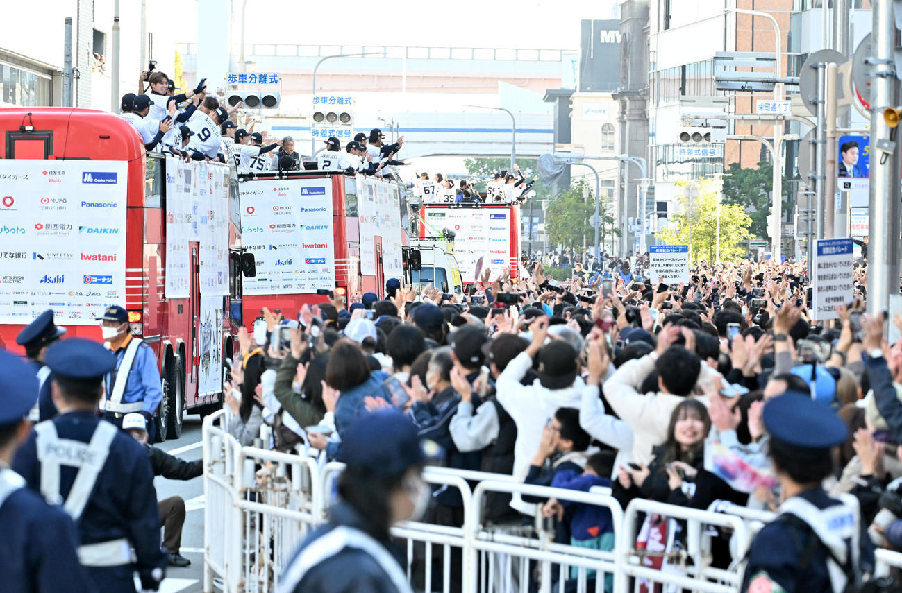 ファンに手を振るオリックスナイン（撮影・石井愛子）