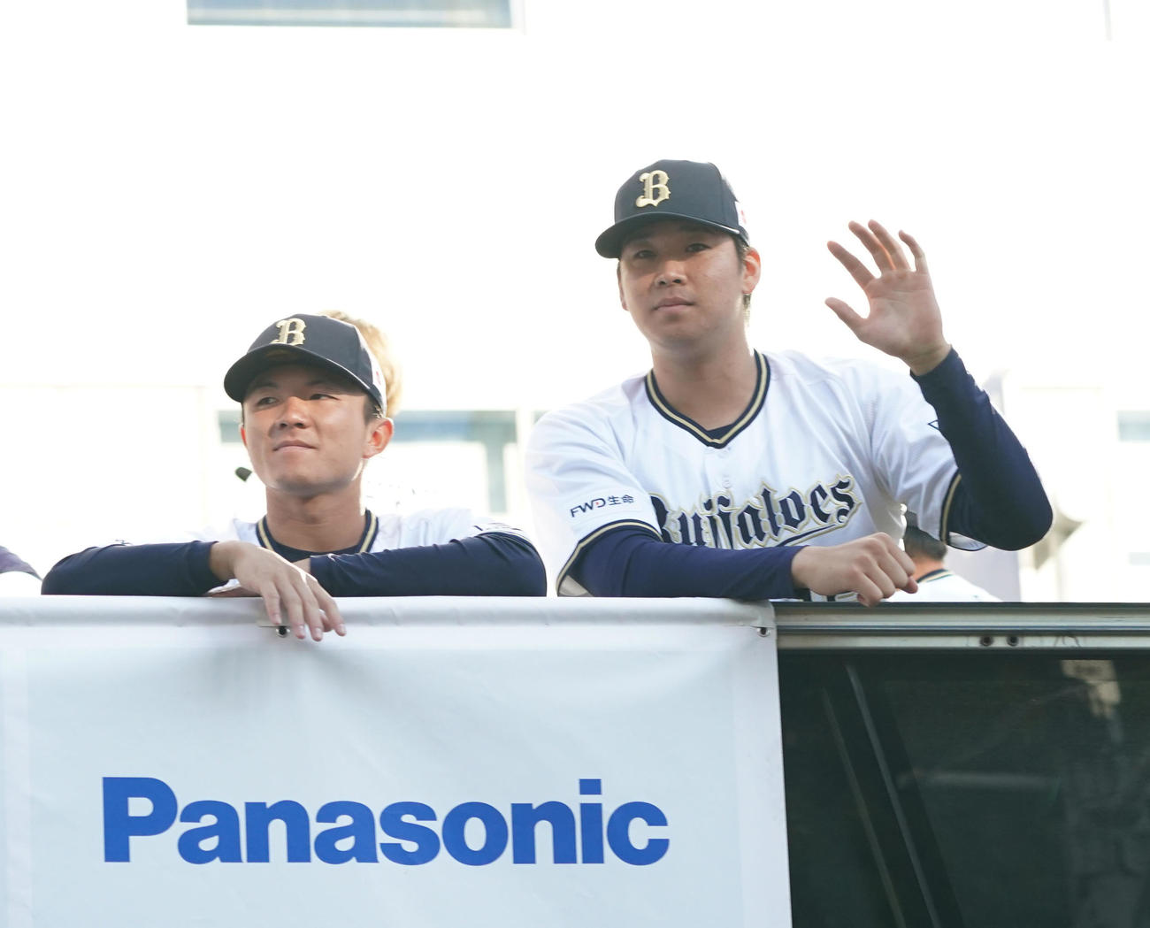 詰めかけたファンに手を振る（左から）茶野、山下（撮影・森本幸一）