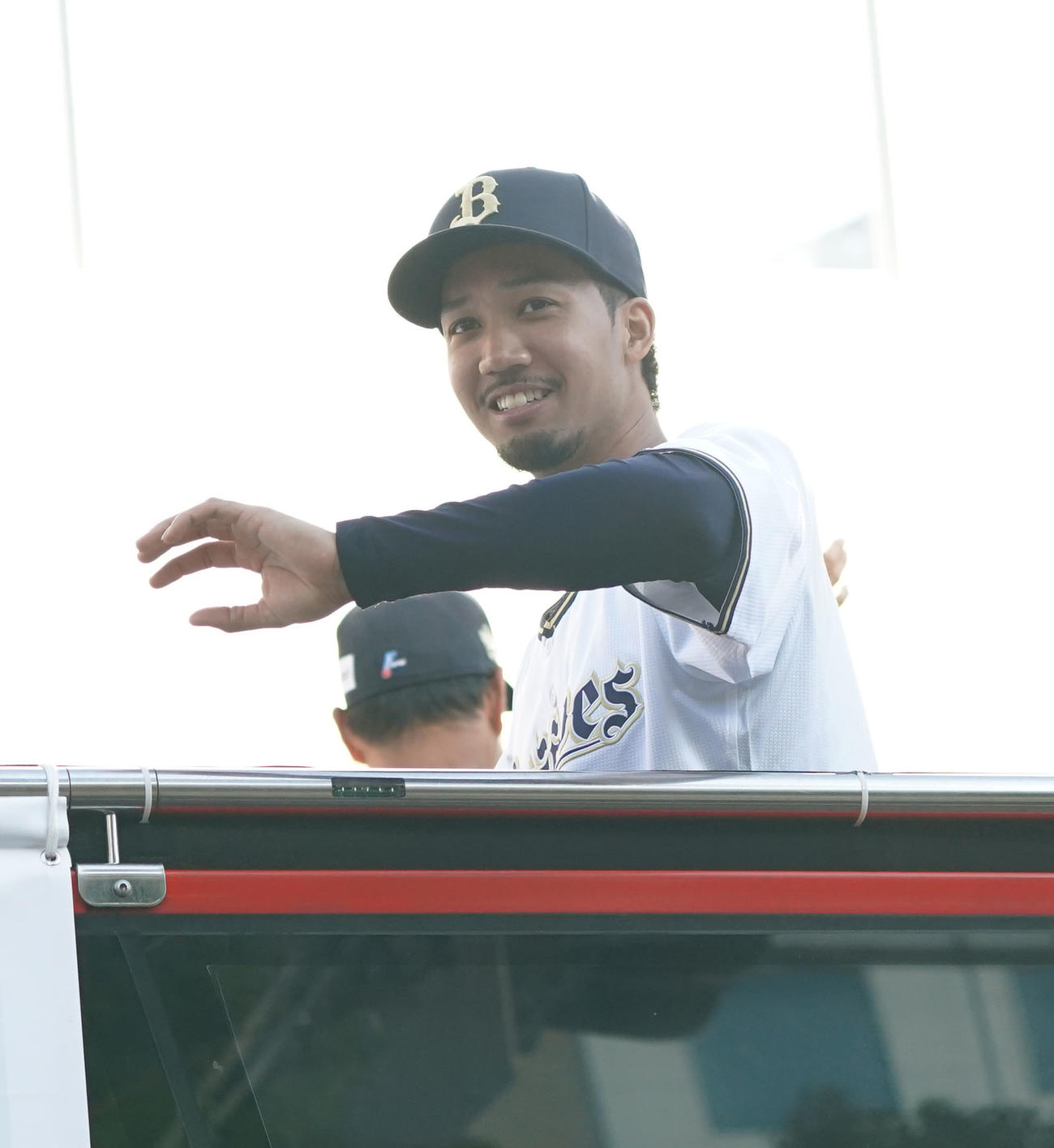 詰めかけたファンに手を振る宗（撮影・森本幸一）