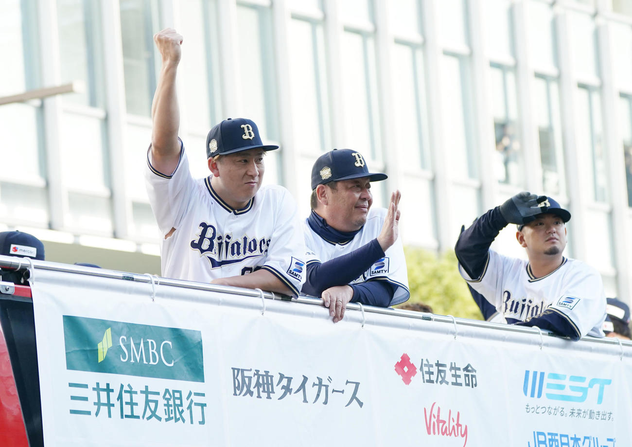 詰めかけたファンに手を振る（左から）杉本、水本ヘッドコーチ、森（撮影・森本幸一）