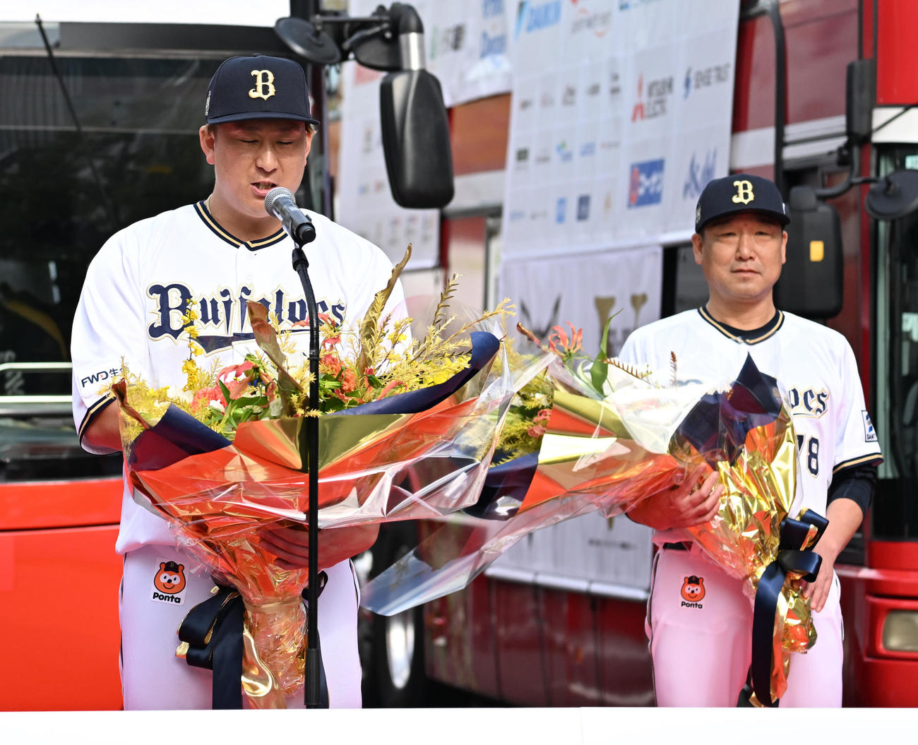 阪神、オリックス優勝記念パレード　オリックス大阪御堂筋をパレードを前にあいさつする杉本裕太郎選手会長（撮影・清水貴仁）