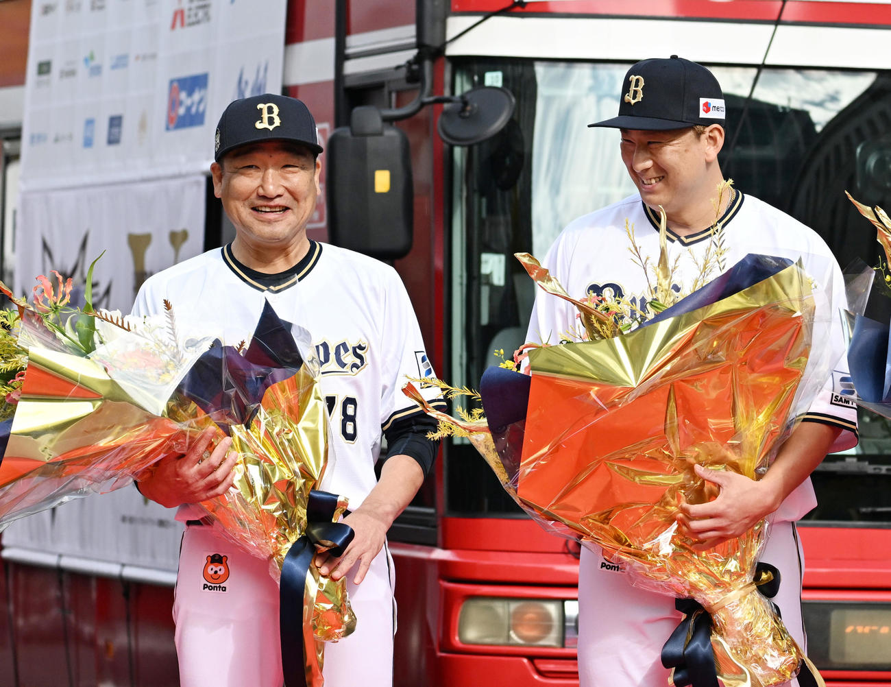 阪神、オリックス優勝記念パレード　オリックス大阪御堂筋をパレードを前にあいさつした杉本選手会長（右）が何卒を「なにそつ」と言ってしまったことに笑顔の中嶋監督（撮影・清水貴仁）