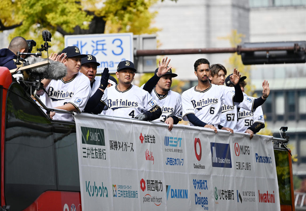 阪神、オリックス優勝記念パレード　大阪御堂筋をパレードするオリックス杉本（左）ら選手たち（撮影・清水貴仁）