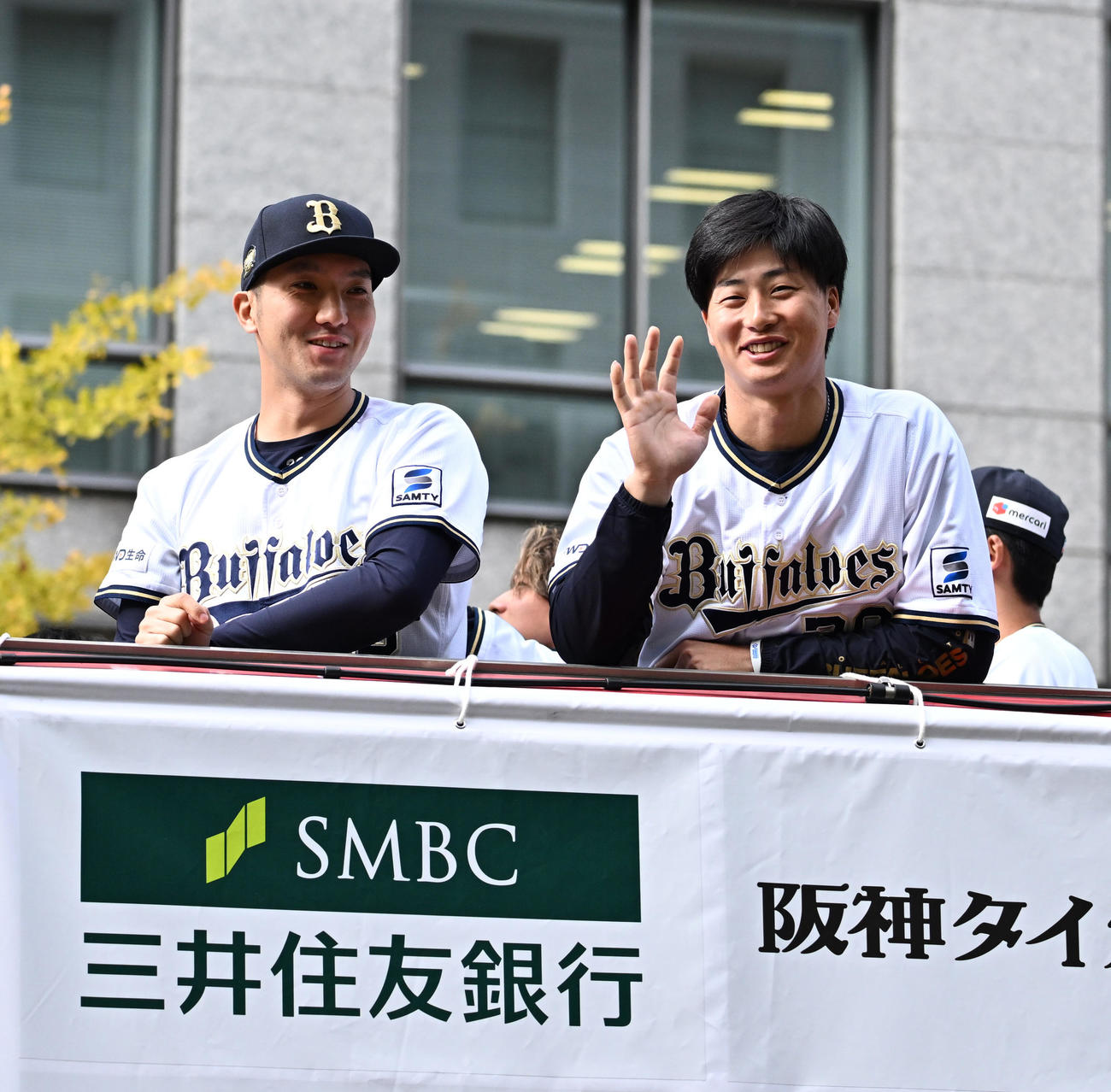 大阪御堂筋をパレードするオリックス田嶋（左）、広岡（撮影・清水貴仁）