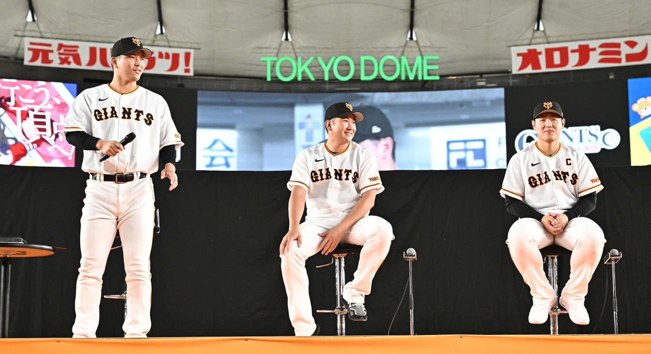「俺についてこい！大城選手会長新たなる挑戦」であいさつする巨人大城卓（左）。中央は菅野と岡本和（撮影・滝沢徹郎）