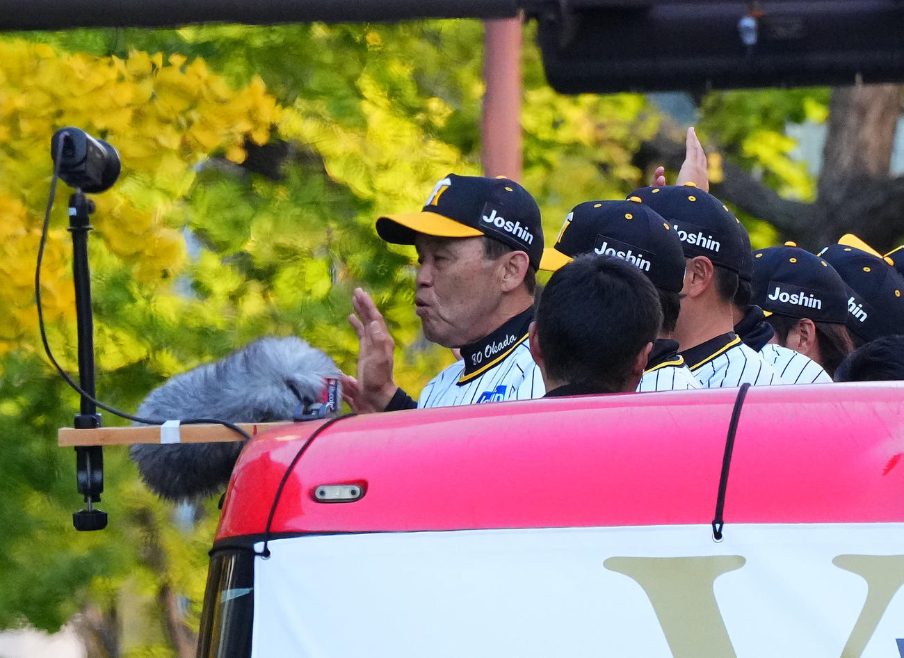 優勝パレードで、沿道のファンに手を振る阪神岡田彰布監督（撮影・藤尾明華）