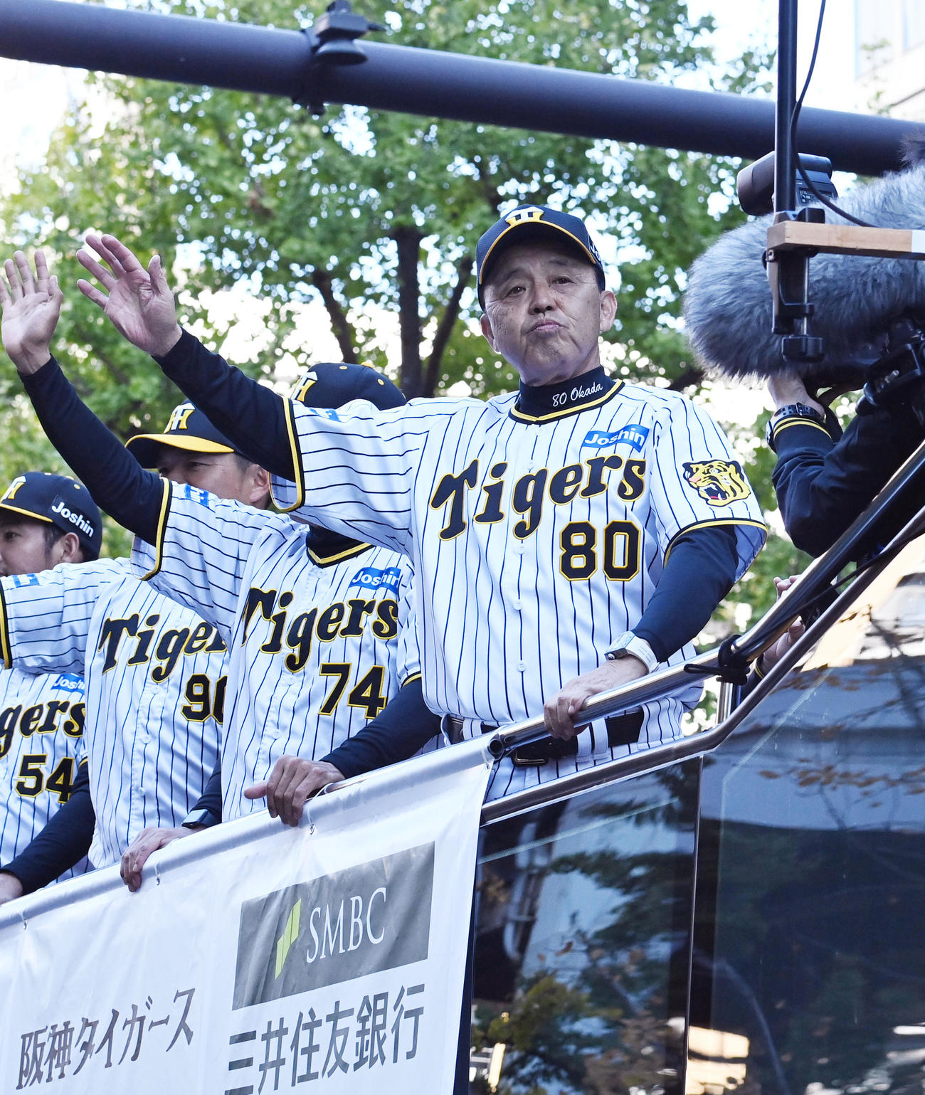 大阪での優勝パレードでファンの声援に応える岡田監督（撮影・前岡正明）
