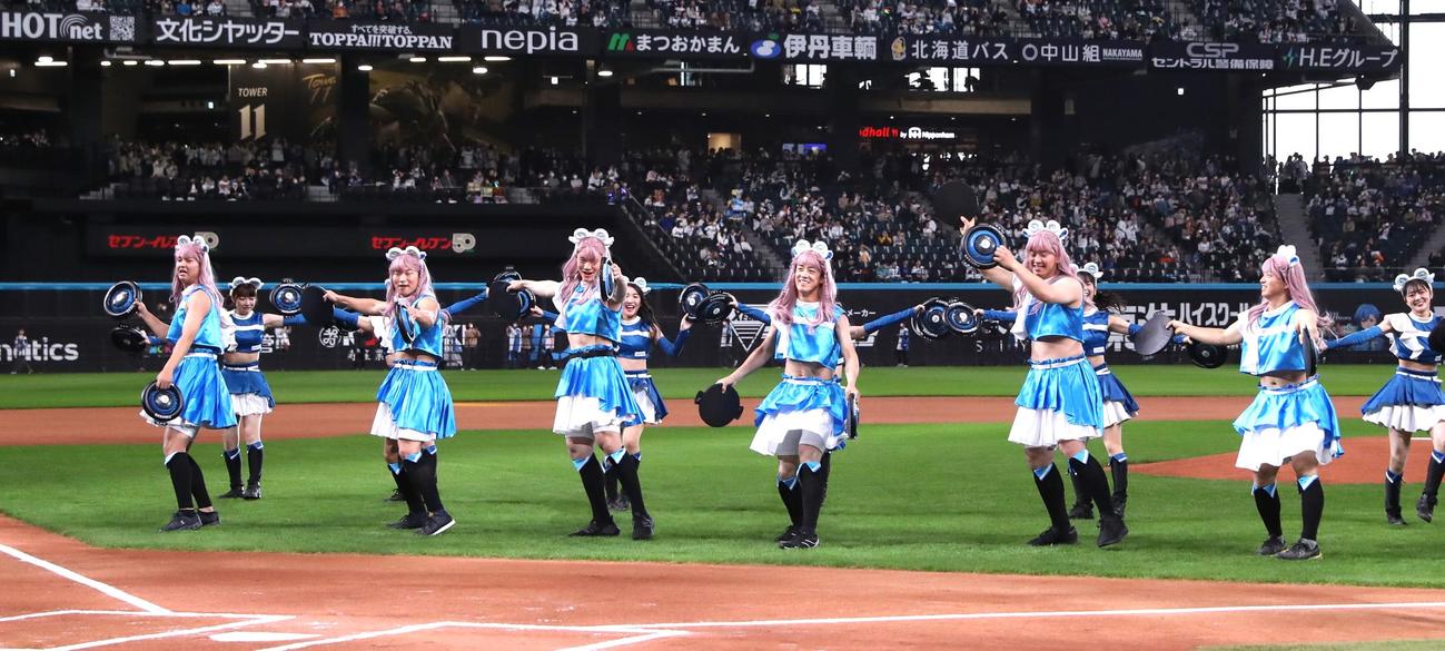 「ジンギスカンダンス」を踊る左から田中瑛、長谷川、清宮、北山、北浦、山本拓（撮影・黒川智章）