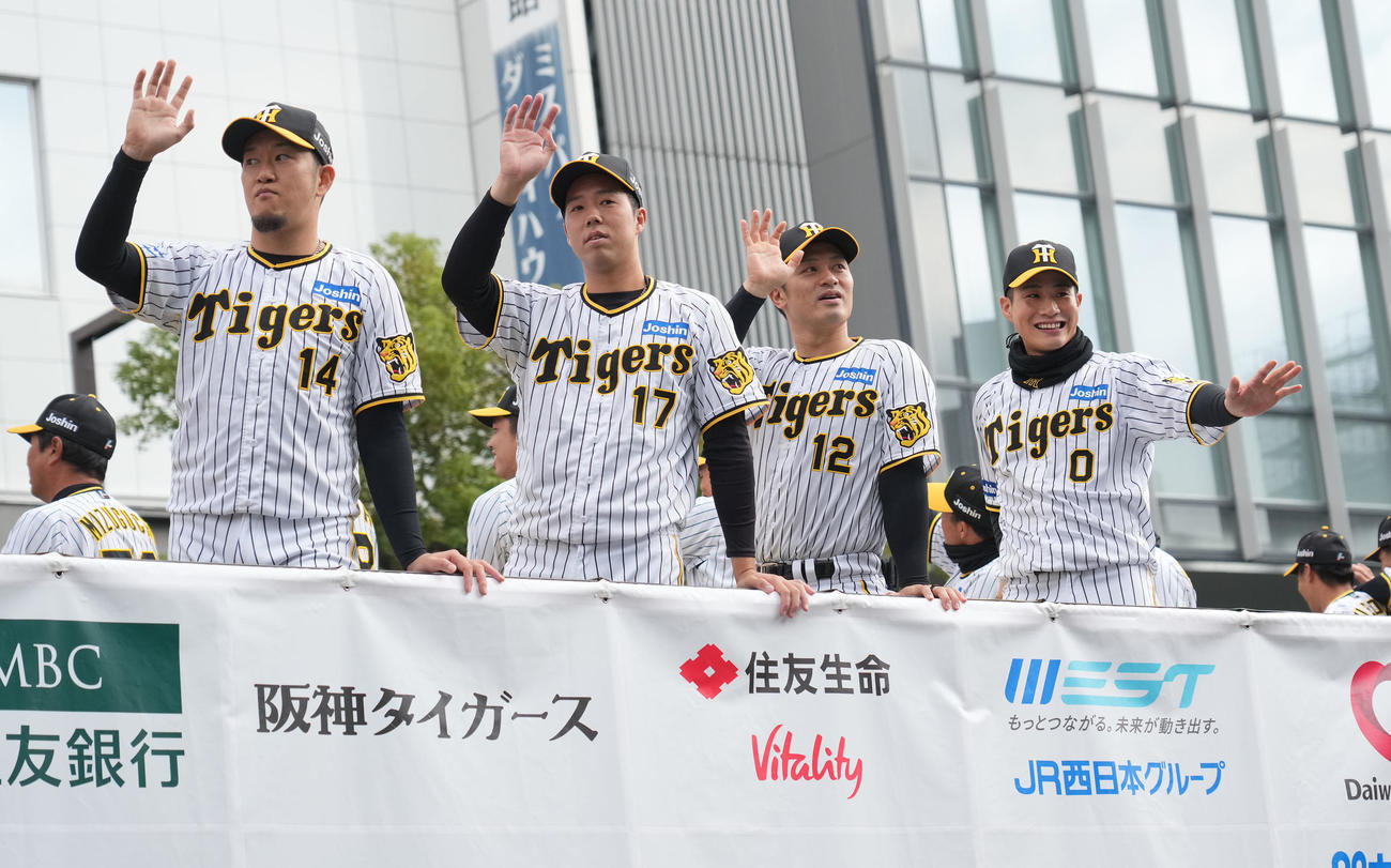 詰めかけたファンに手を振る（手前・左から）岩貞、青柳、坂本、木浪（撮影・森本幸一）