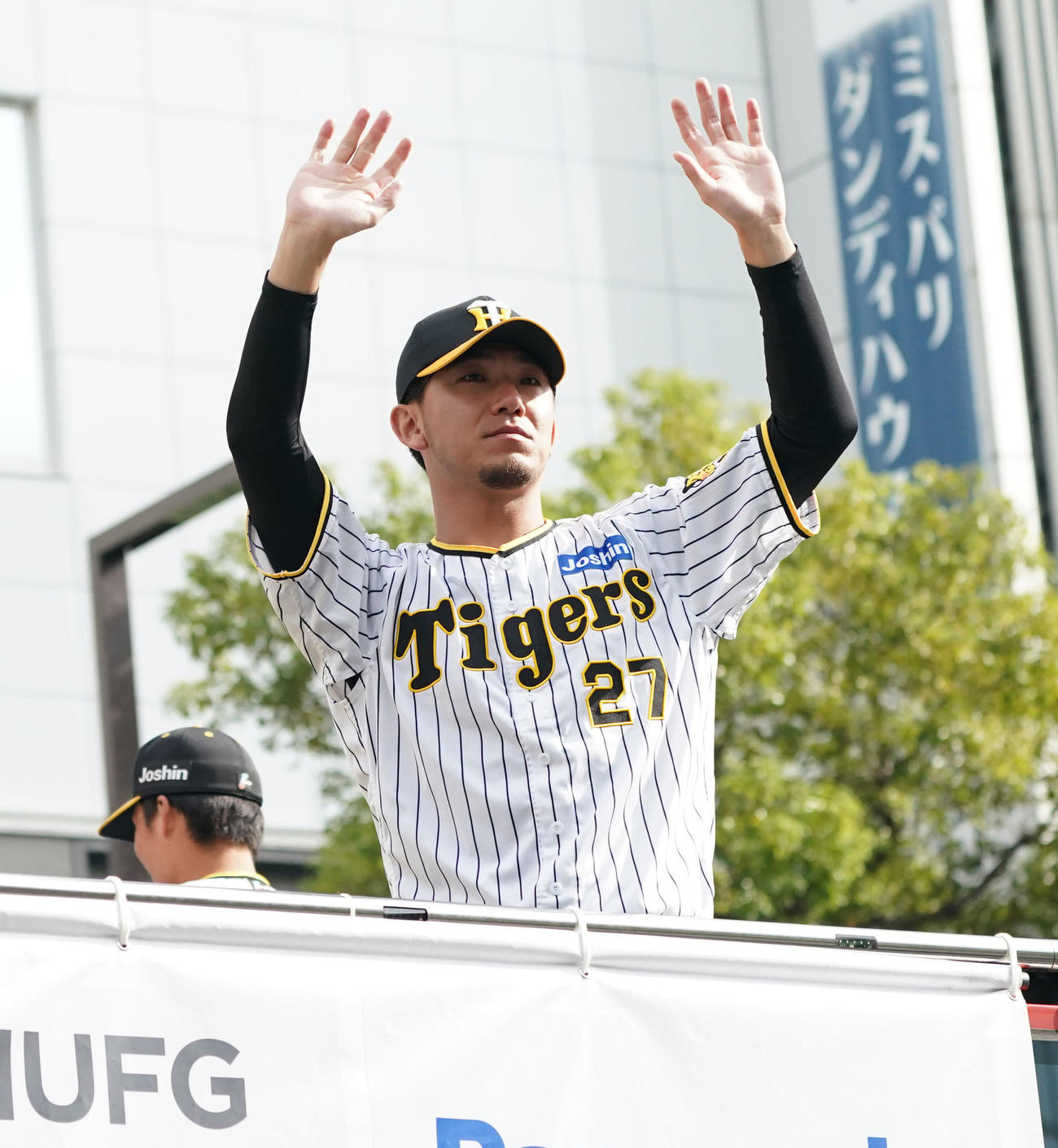 詰めかけたファンに手を振る伊藤将（撮影・森本幸一）