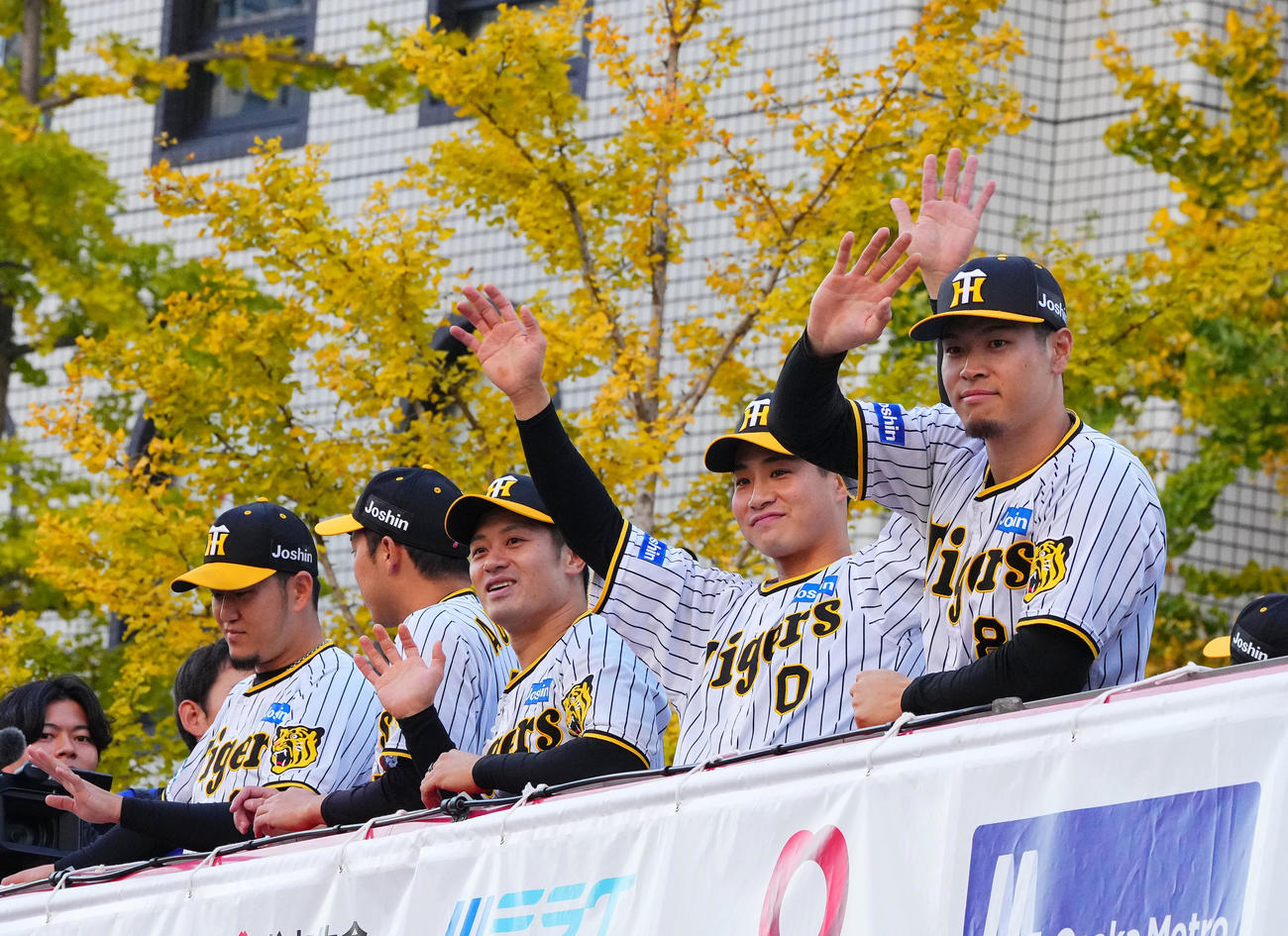 優勝パレードで、沿道のファンに手を振る（左から）阪神岩貞、青柳、坂本、木浪、佐藤輝（撮影・藤尾明華）