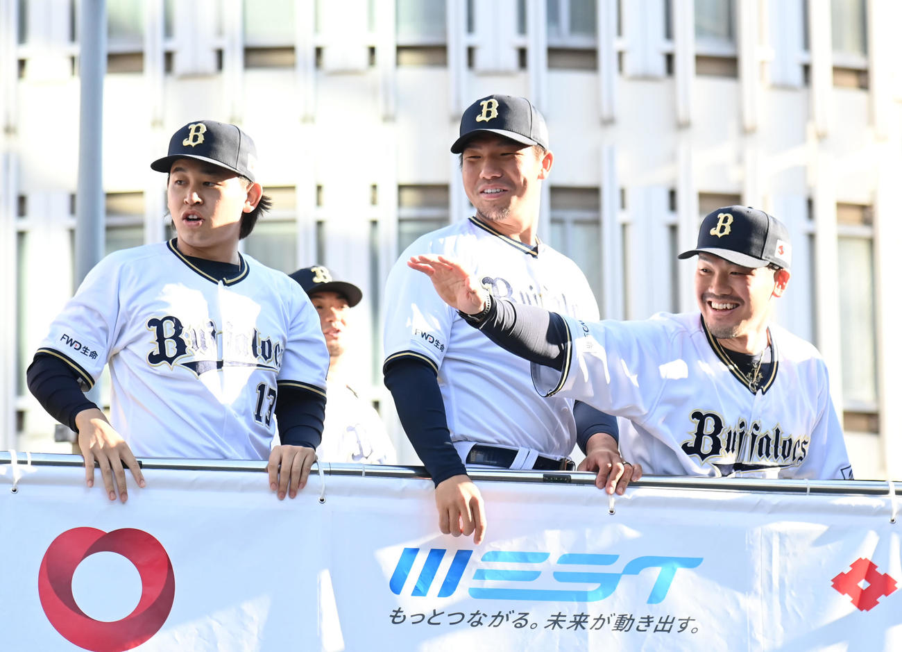 ファンに手を振る（左から）宮城、頓宮、T－岡田（撮影・石井愛子）