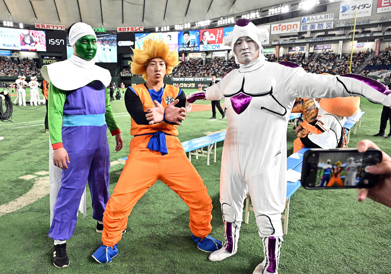 GIANTS紅白ガチンコ対決！でアニメ「ドラゴンボール」のキャラクターに変装した、左から今村、大勢、岸田（撮影・滝沢徹郎）