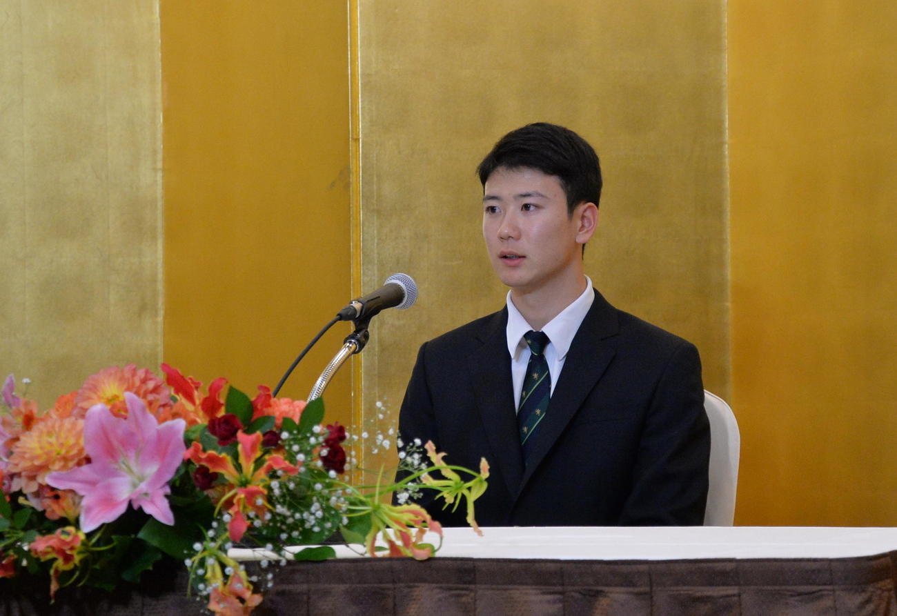 仮契約後、緊張した面持ちで会見に応える仙台育英・山田（撮影・濱本神威）
