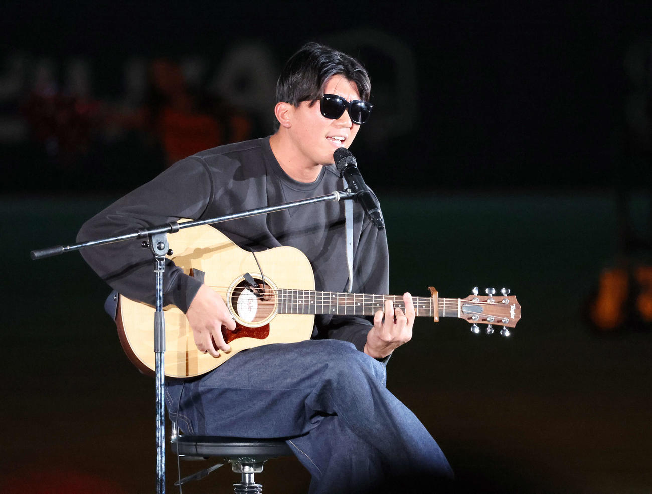「ジャイアンツ・ファンフェスタ　2023」で弾き語りをする巨人田中千（撮影・宮地輝）