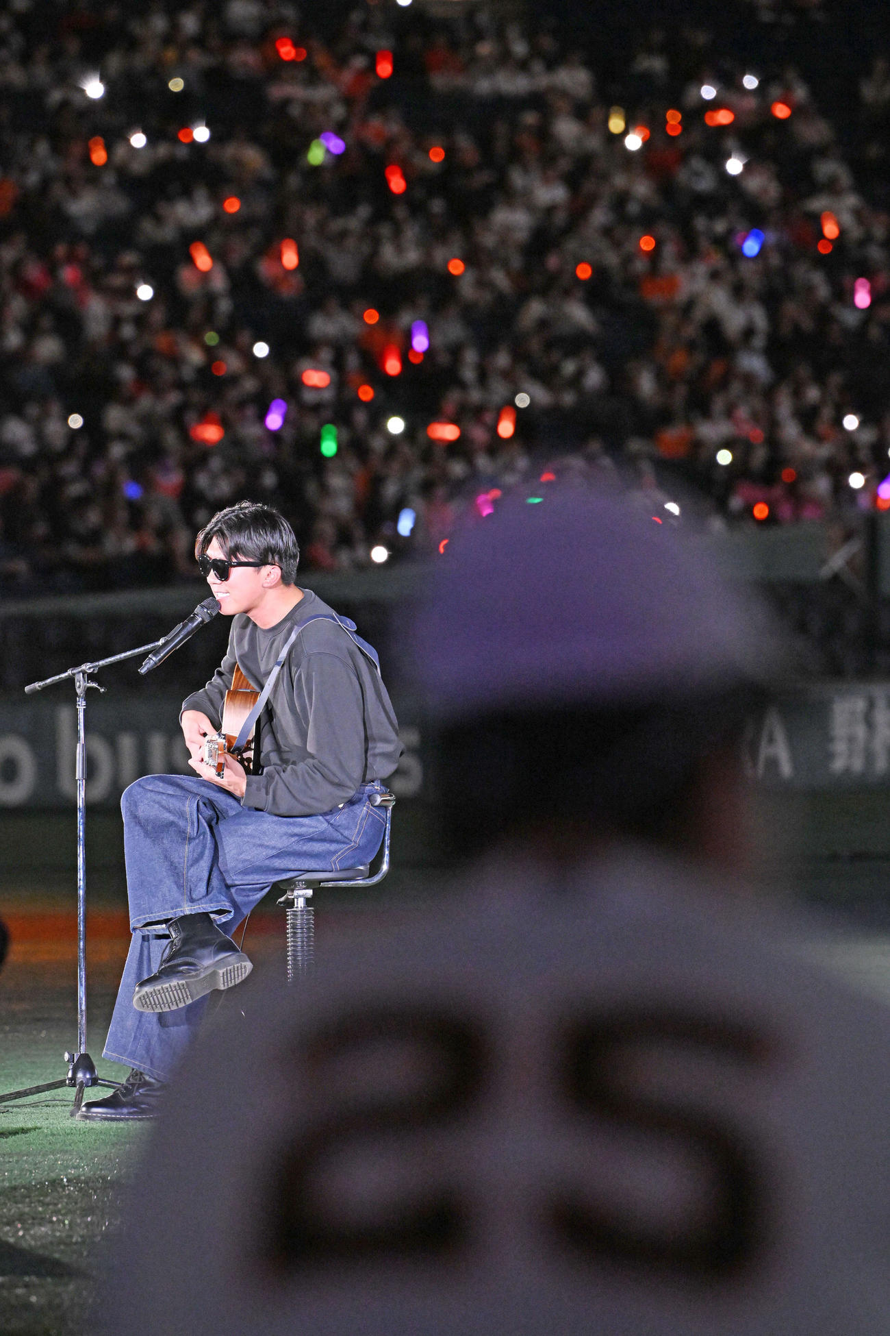 弾き語りを披露した巨人田中千。手前は岡本和（撮影・滝沢徹郎）