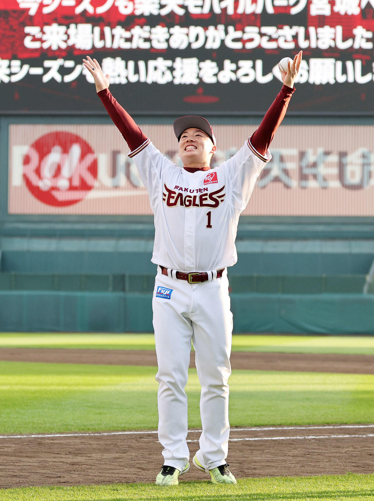 ファンにサインボールを投げポーズする楽天松井裕（撮影・鈴木正人）