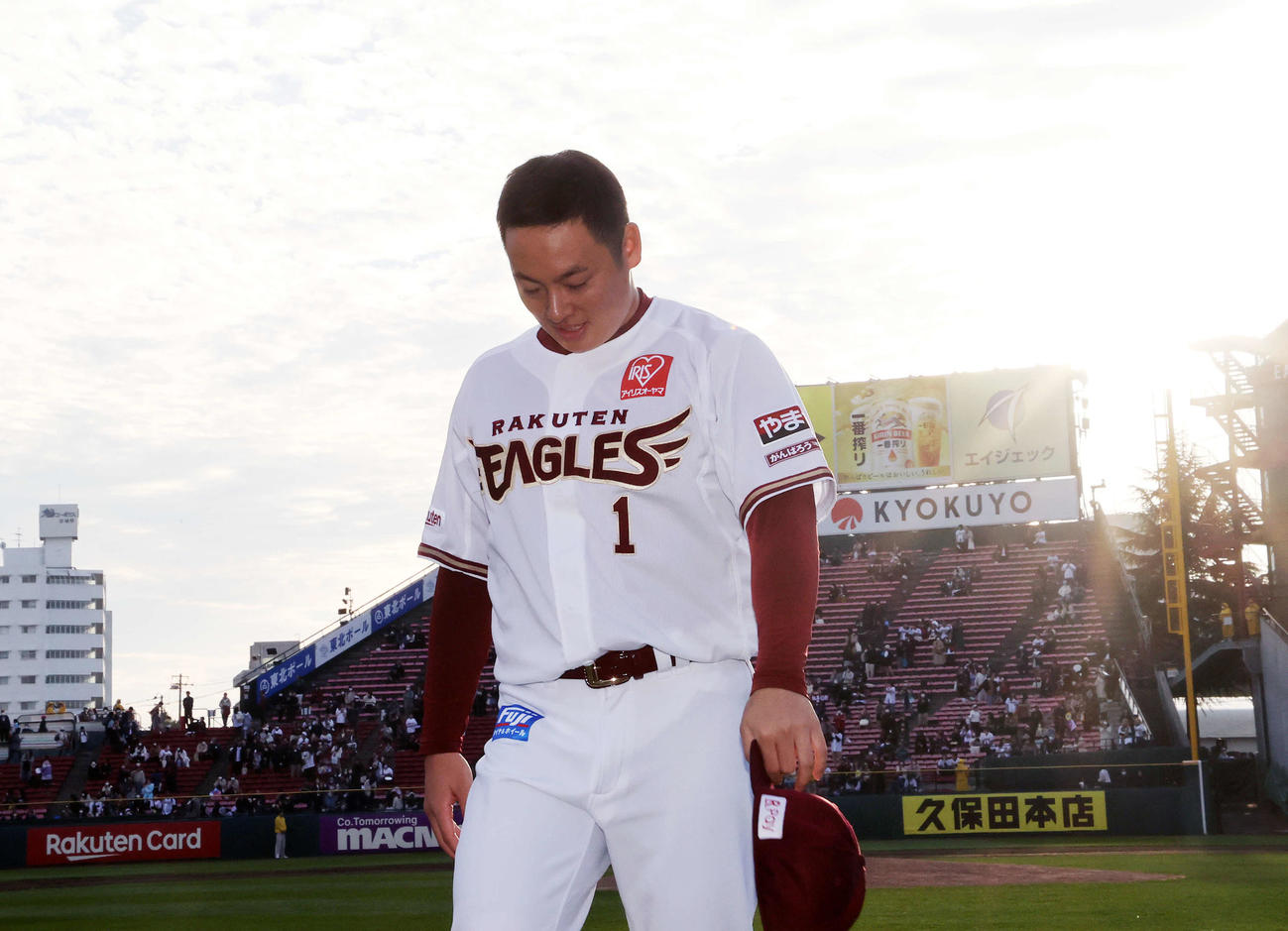 ファン感謝祭を終え引き揚げる楽天松井裕樹（撮影・鈴木正人）