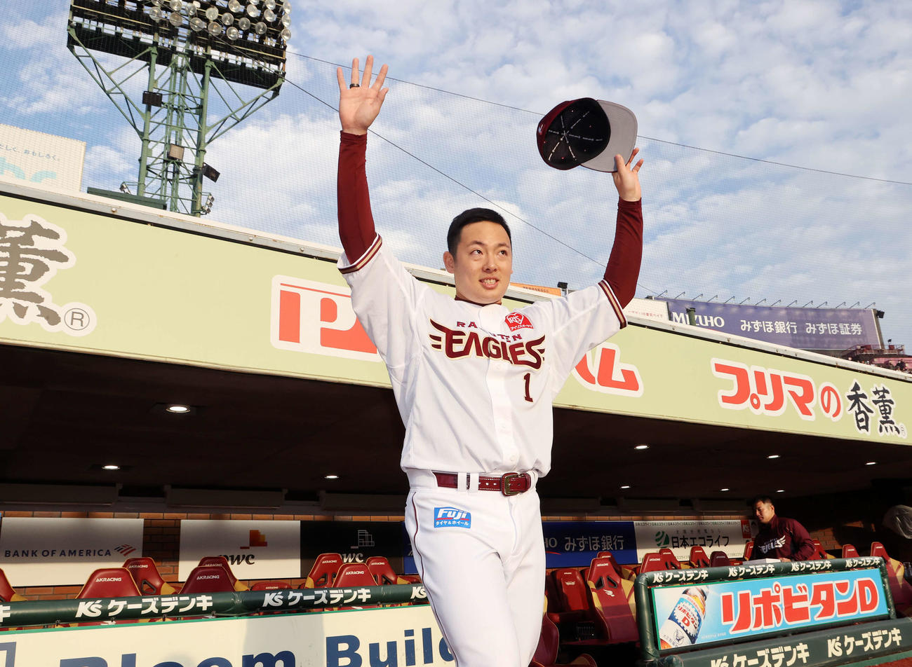 ファン感謝祭を終え引き揚げる楽天松井裕樹（撮影・鈴木正人）