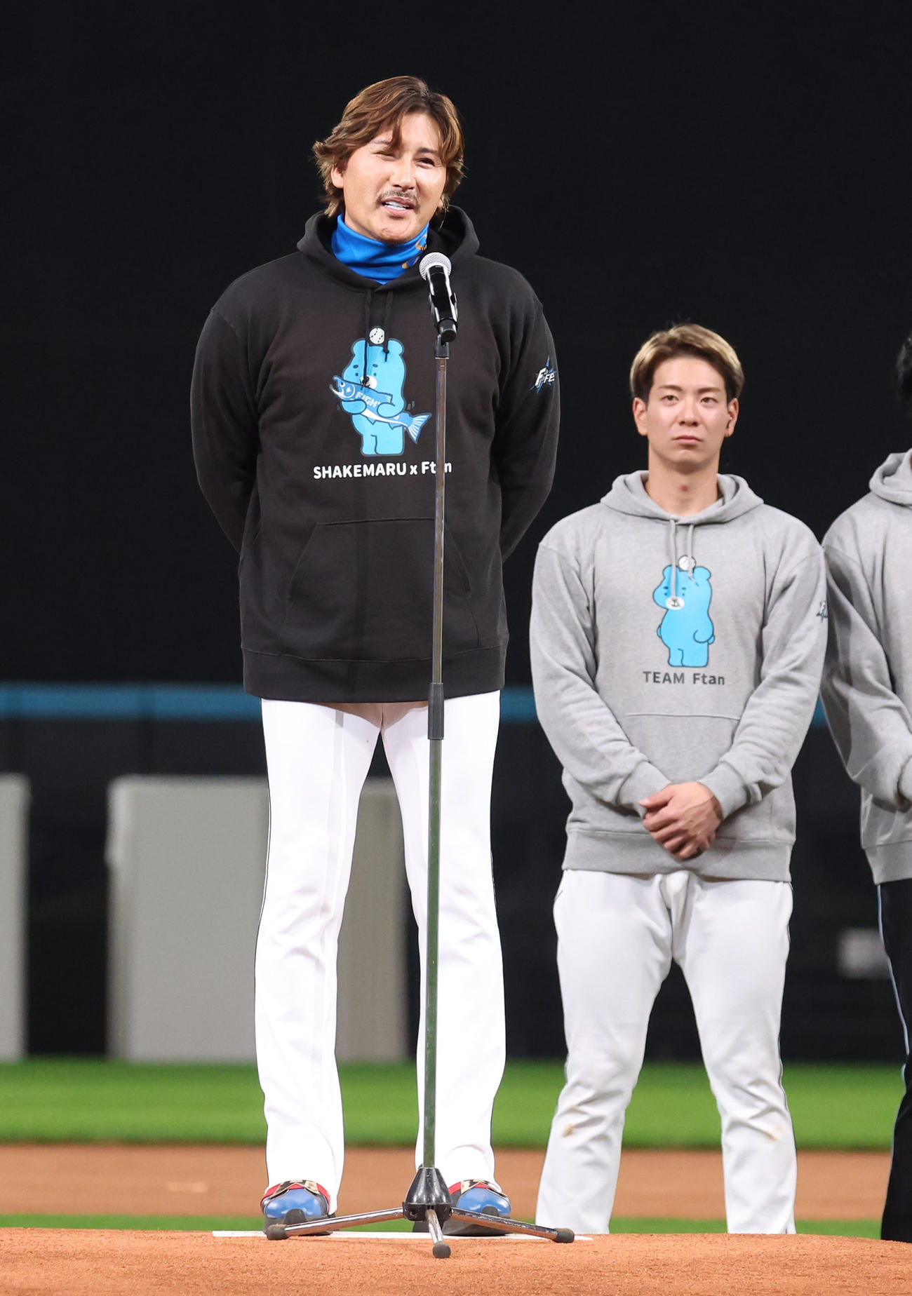 ファンフェスティバルであいさつをする日本ハム新庄監督（撮影・佐藤翔太）