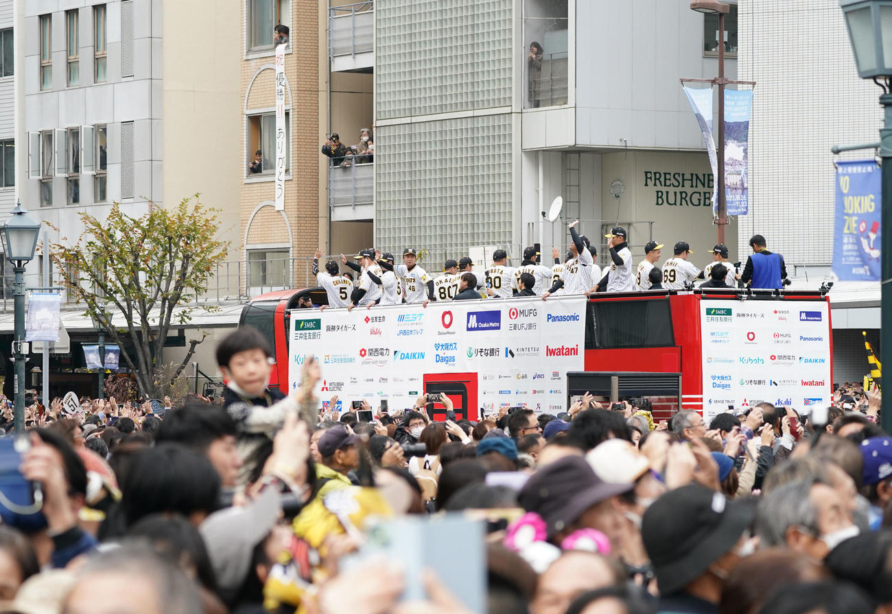 神戸市内をパレードする阪神ナインと手を振る詰めかけたファン（撮影・森本幸一）
