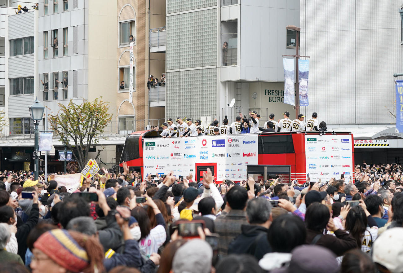 神戸市内をパレードする阪神ナインと手を振る詰めかけたファン（撮影・森本幸一）