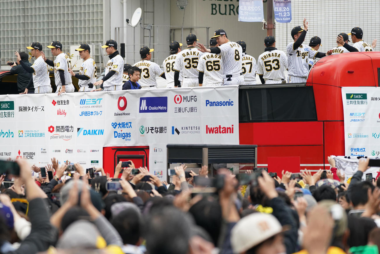 神戸市内をパレードする阪神ナインと手を振る詰めかけたファン（撮影・森本幸一）