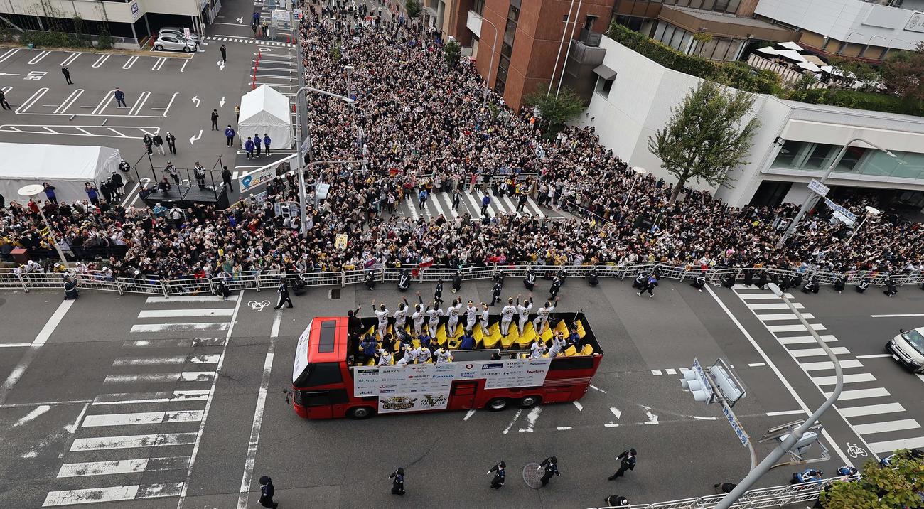 大勢のファンの歓声を受けながら神戸でVパレードをする阪神ナイン（撮影・上田博志）