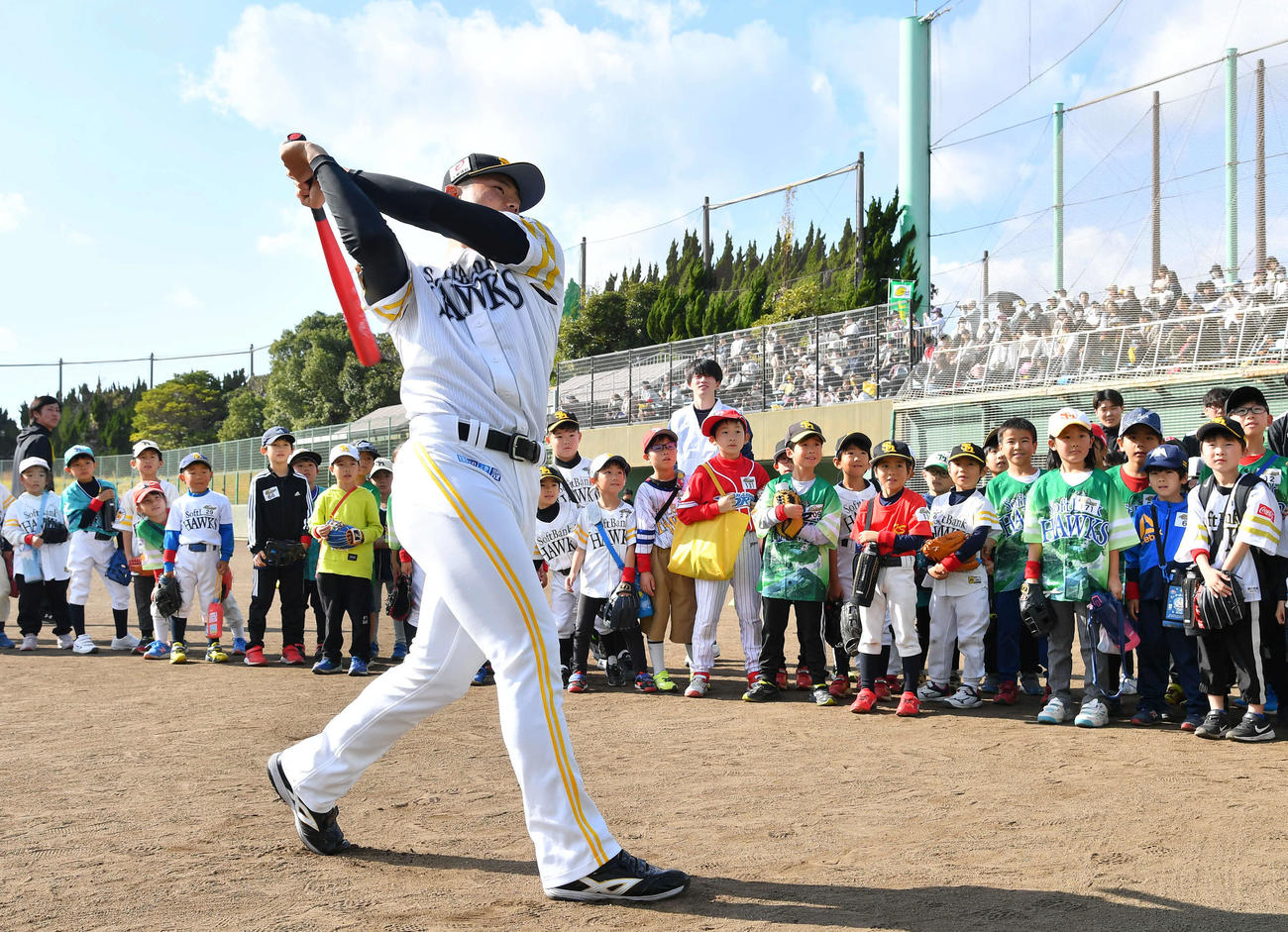 野球教室で子どもたちに打撃のお手本を見せる生海（撮影・岩下翔太）