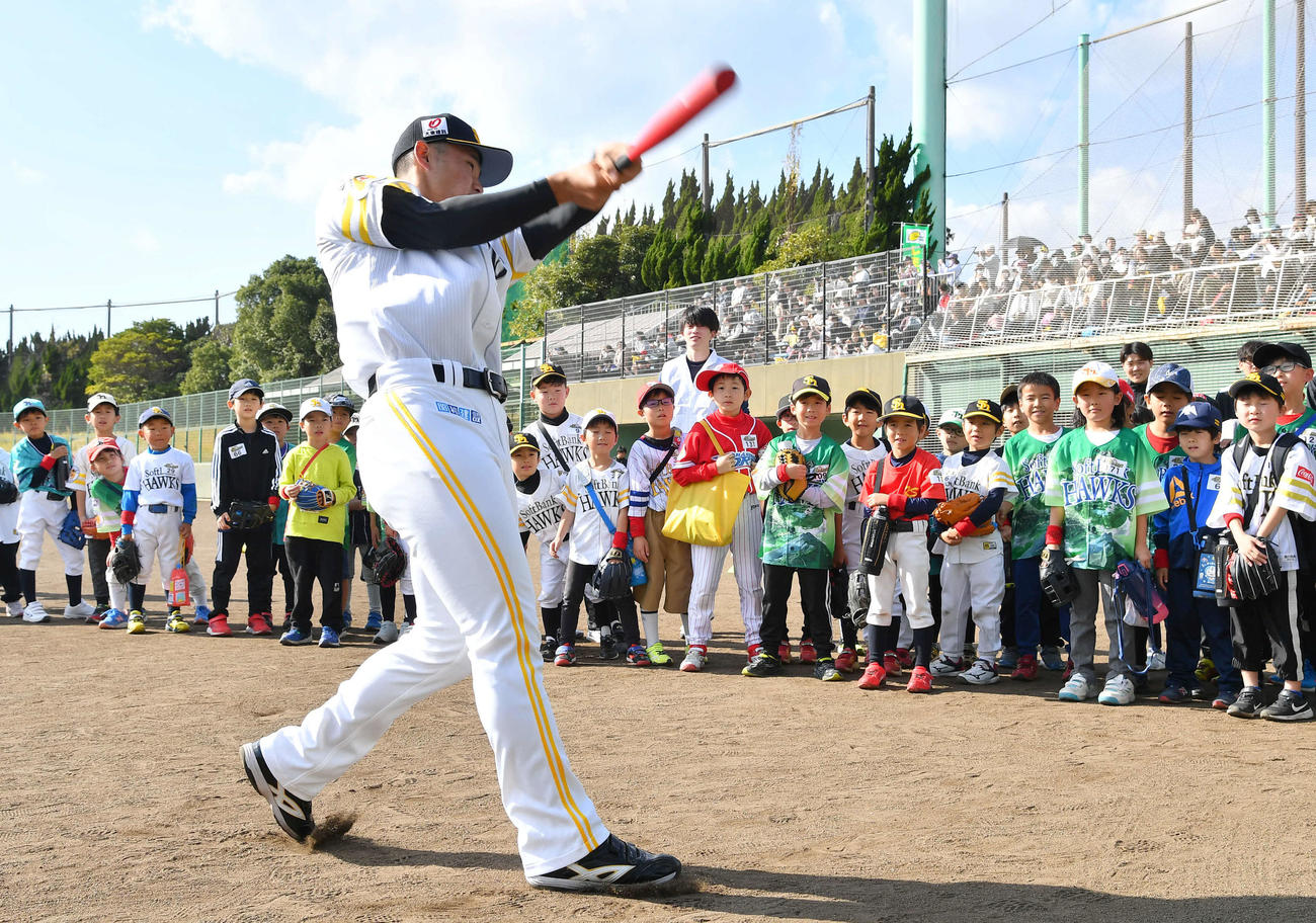 野球教室で子どもたちに打撃のお手本を見せる生海（撮影・岩下翔太）
