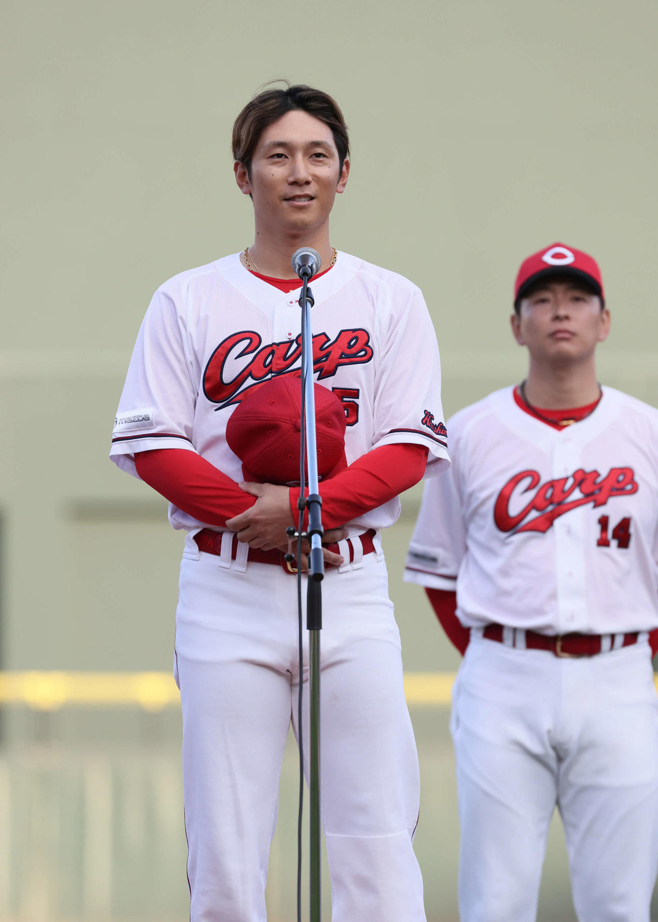 広島ファン感謝デー　FA移籍のあいさつをする西川（撮影・加藤孝規）