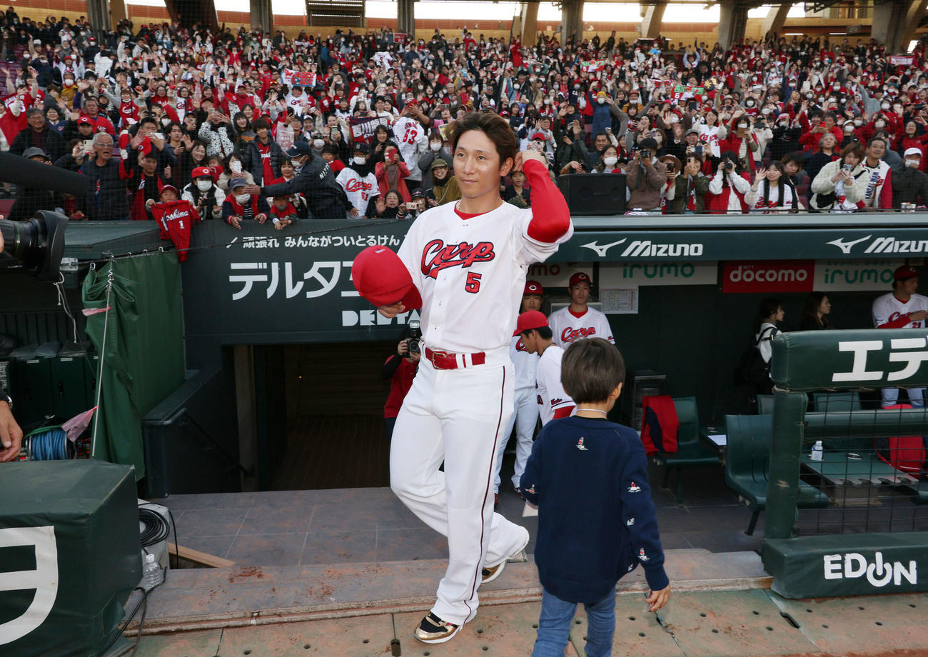 広島ファン感謝デー　ファン感謝デーが終わり、引き揚げる西川（撮影・加藤孝規）