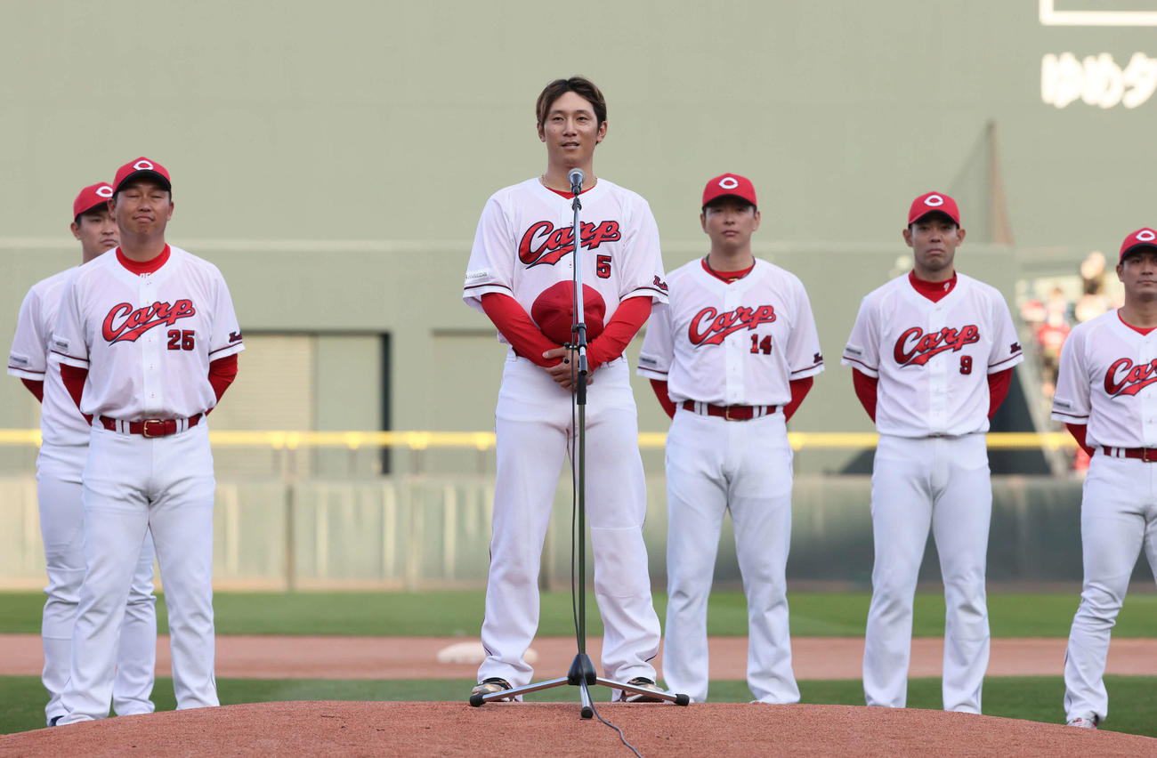 広島ファン感謝デー　FA移籍のあいさつをする西川（中央）。左は新井監督（撮影・加藤孝規）