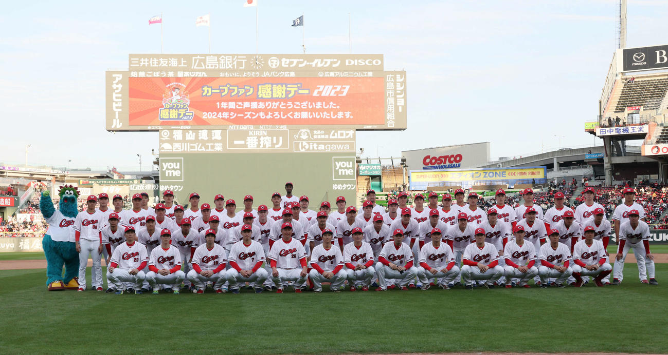 広島ファン感謝デー　新井監督（前列中央）と記念写真におさまるナインら。監督の右隣は西川（撮影・加藤孝規）