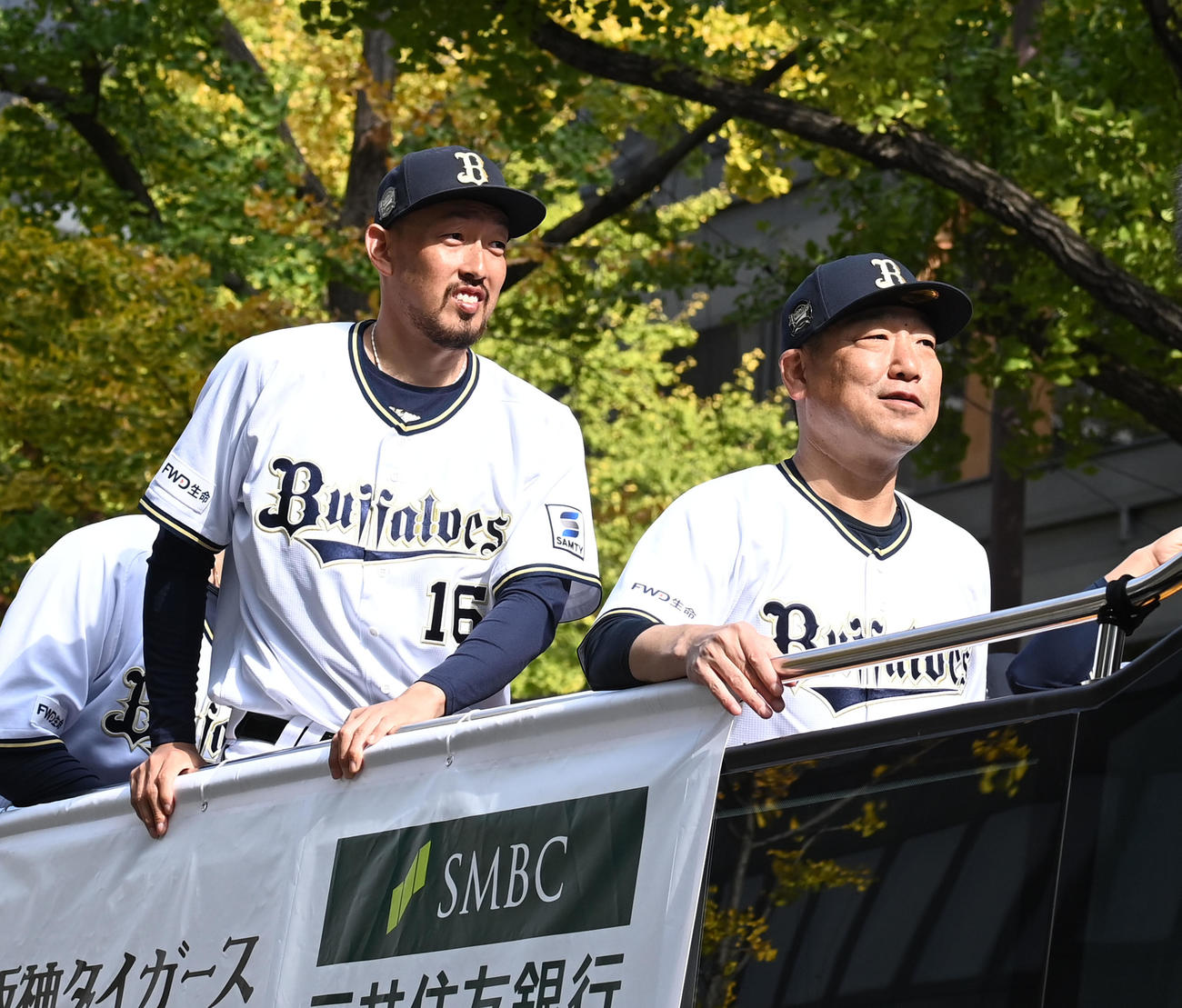大阪での優勝パレードで笑顔を見せる中嶋監督（右）と平野佳（撮影・前岡正明）