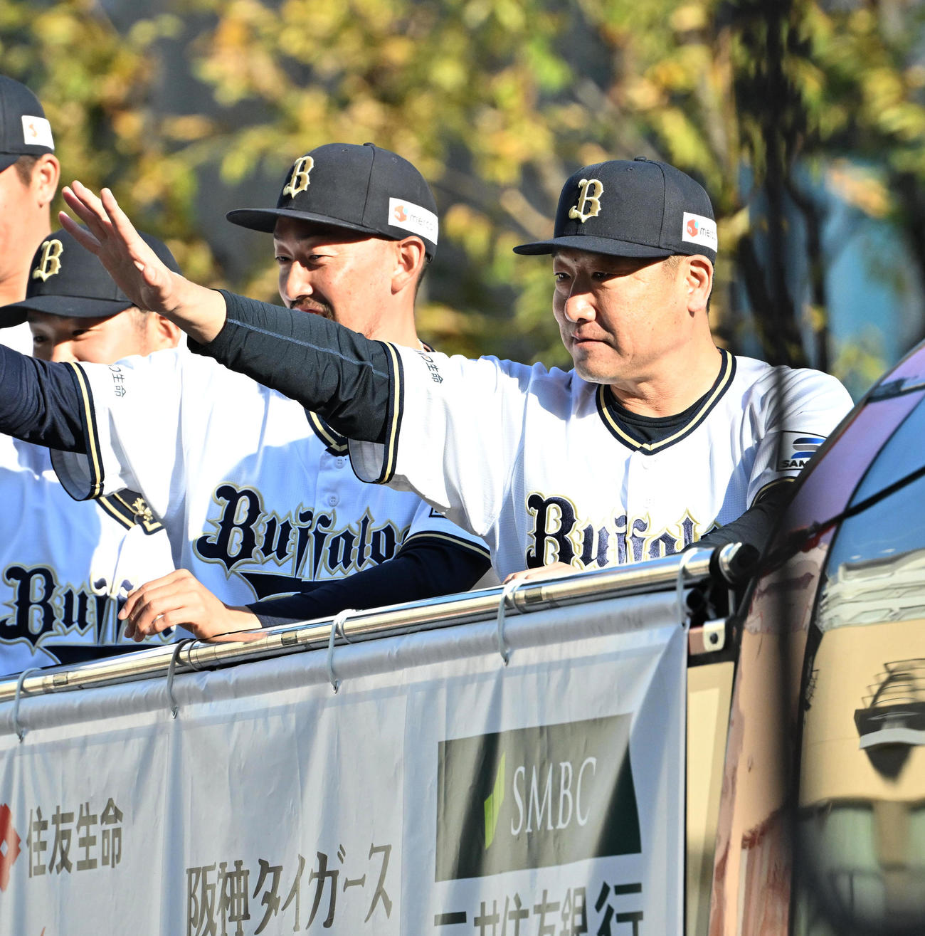 パレードでファンに手を振る中嶋聡監督（右）（撮影・石井愛子）