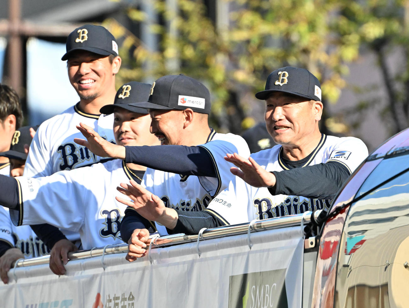 パレードでファンに手を振る中嶋聡監督（右）（撮影・石井愛子）