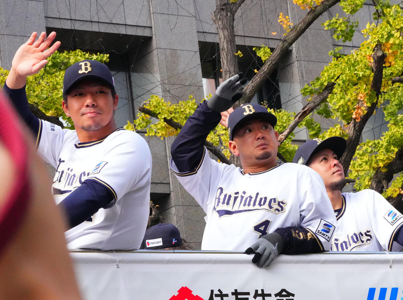 優勝パレードで沿道のファンに手を振る（左から）オリックス（左から）頓宮、森、比嘉（撮影・藤尾明華）
