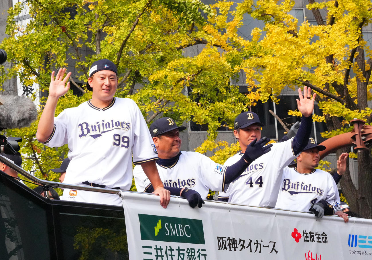 優勝パレードで沿道のファンに手を振る（左から）オリックス杉本、水本ヘッドコーチ、頓宮、森（撮影・藤尾明華）